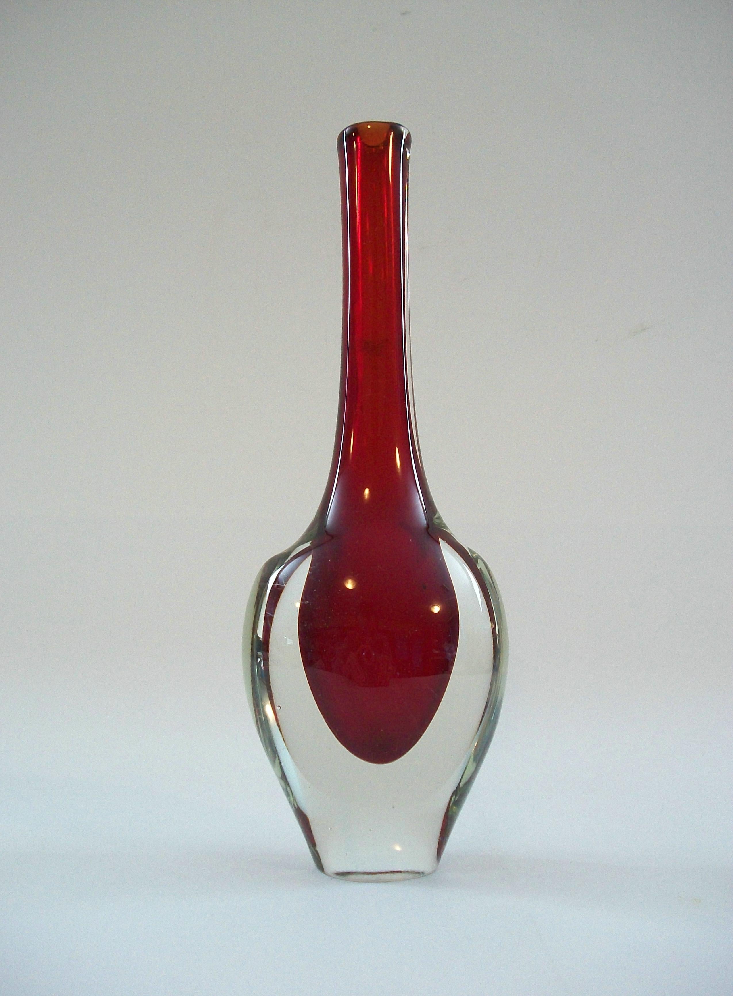 Mid Century Murano Sommerso Kunstglasvase - mit rotem Interieur und klarem Glasgehäuse - flacher polierter Sockel - unsigniert - Italien - circa 1950er Jahre.

Ausgezeichneter Vintage-Zustand - kein Verlust - keine Beschädigung - keine Restaurierung