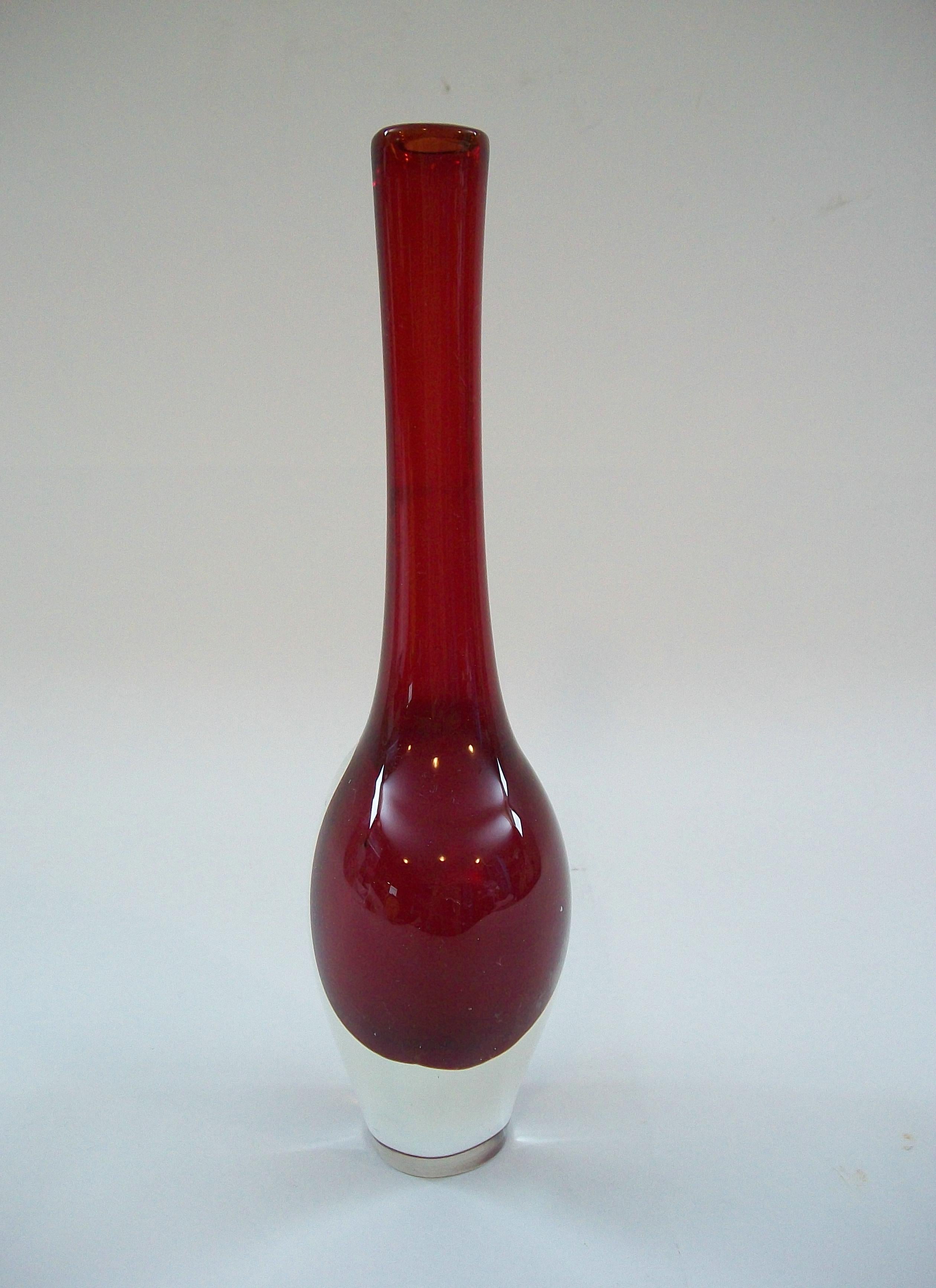 Mid Century Murano Glass Sommerso Vase - Italien - CIRCA 1950er Jahre im Zustand „Gut“ im Angebot in Chatham, ON