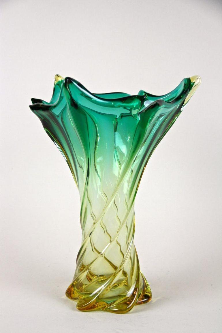 Mid-Century Murano Sommerso Glass Vase, Italy, circa 1960 im Angebot 3