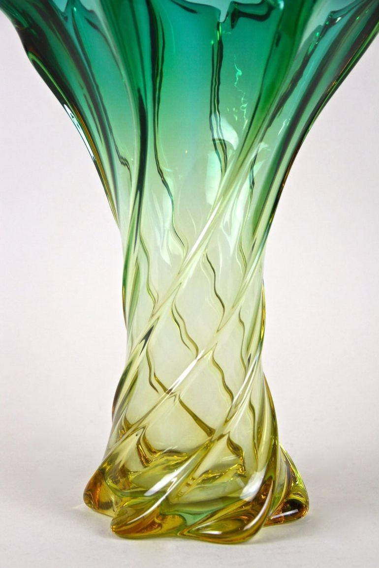 Mid-Century Murano Sommerso Glass Vase, Italy, circa 1960 im Angebot 4