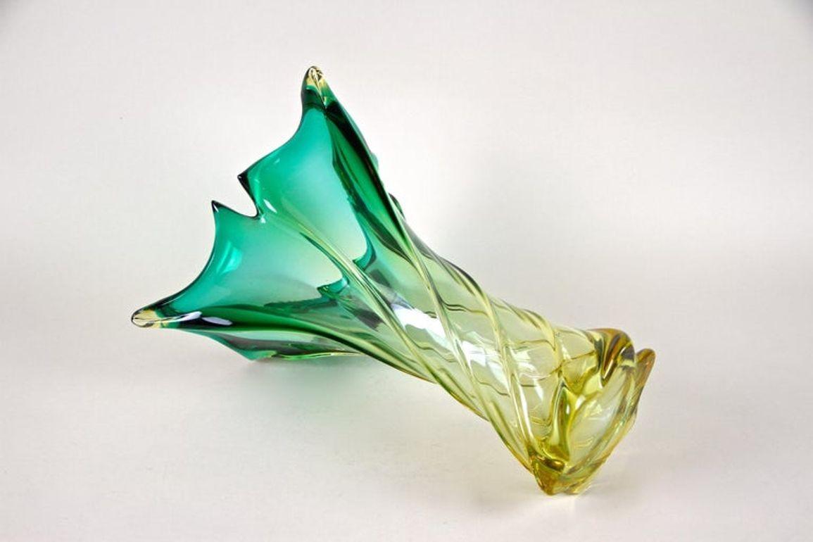 Mid-Century Murano Sommerso Glass Vase, Italy, circa 1960 im Angebot 6