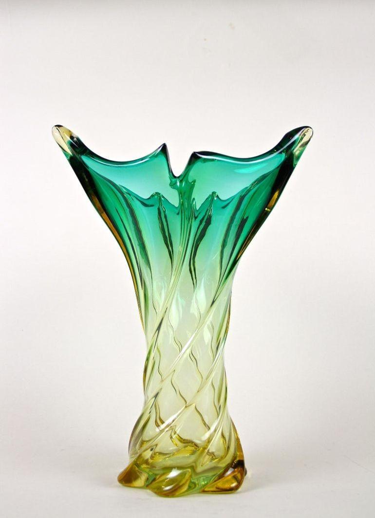 Mid-Century Murano Sommerso Glass Vase, Italy, circa 1960 im Angebot 9