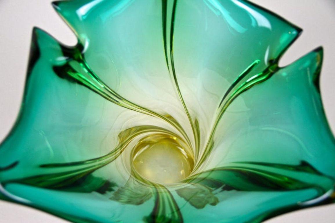 Mid-Century Murano Sommerso Glass Vase, Italy, circa 1960 im Angebot 12