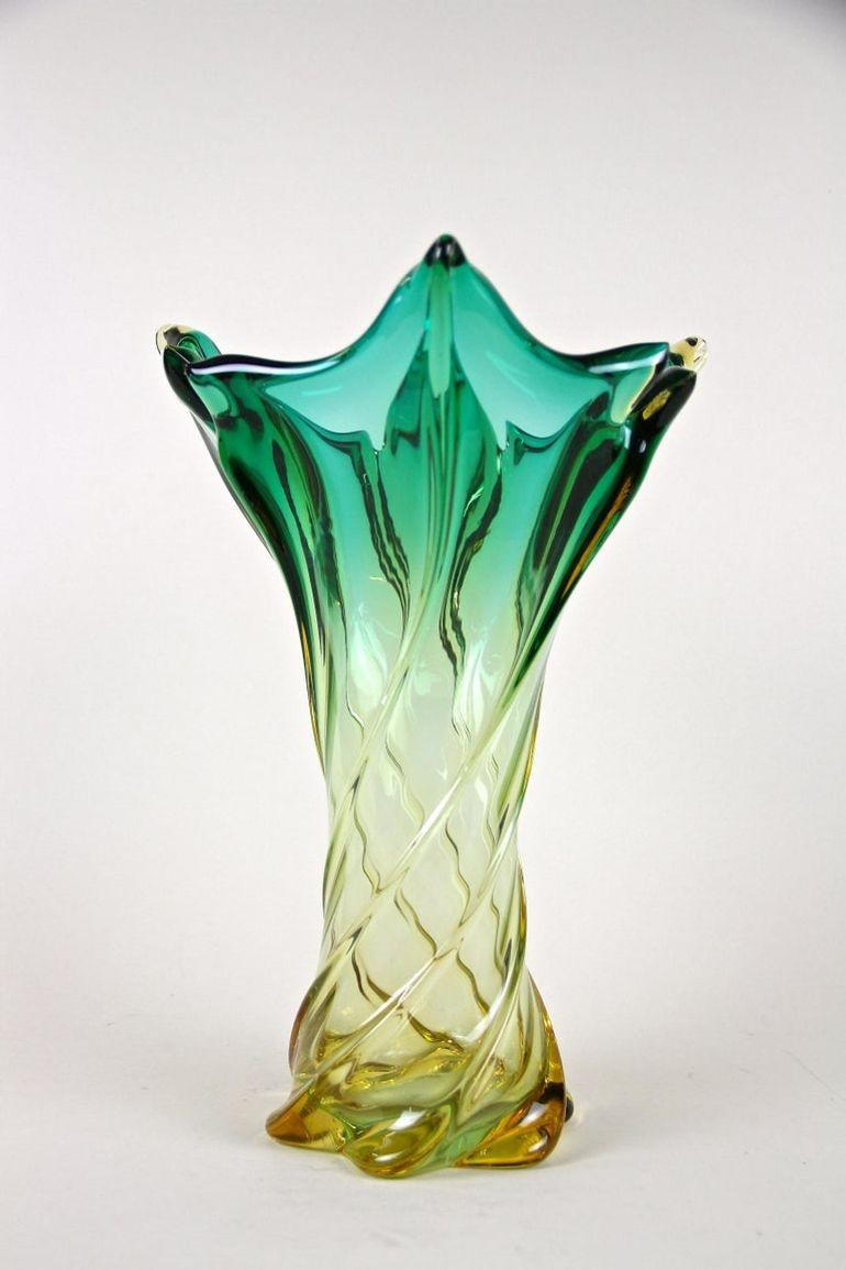 Mid-Century Murano Sommerso Glass Vase, Italy, circa 1960 (Handgefertigt) im Angebot