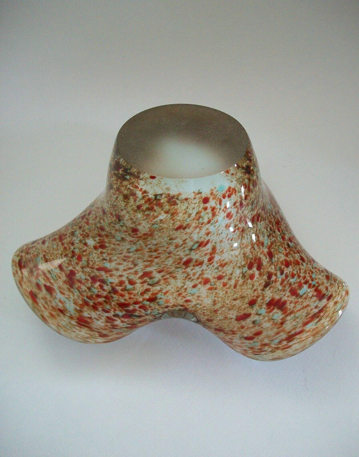 Midcentury Murano Trefoil Speckled Glass Bowl - Unsigned - Italy - circa 1970s For Sale 3