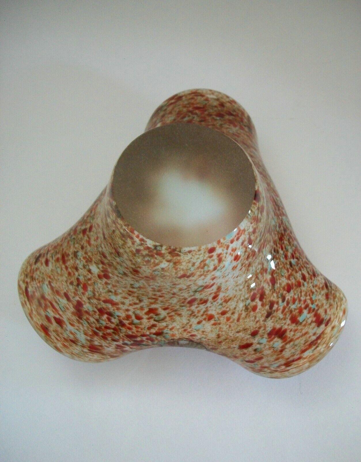 Midcentury Murano Trefoil Speckled Glass Bowl - Unsigned - Italy - circa 1970s For Sale 4