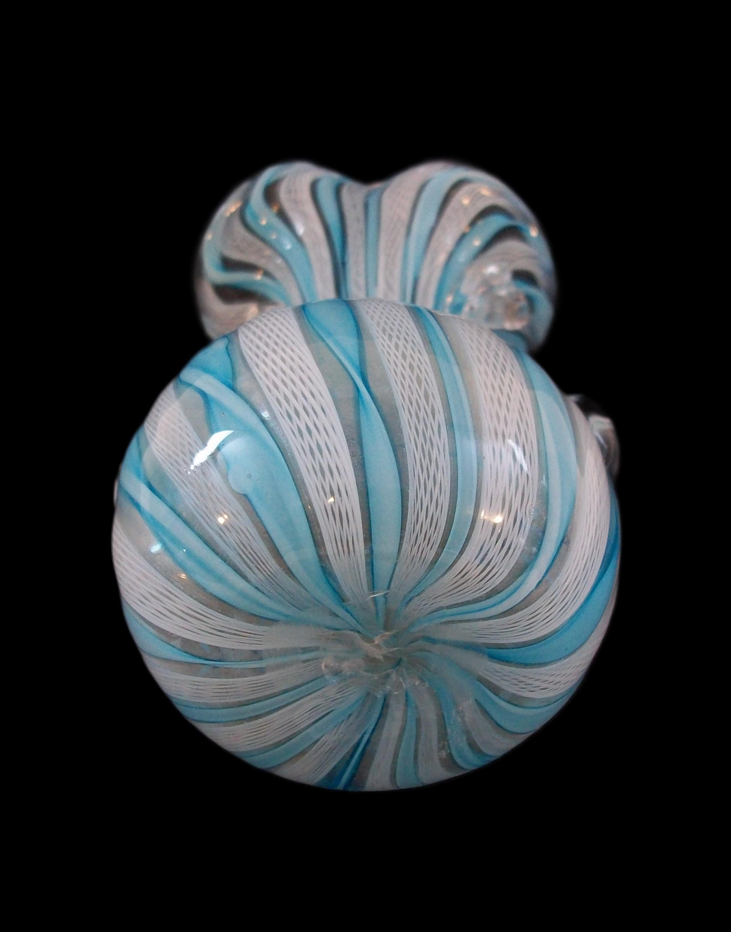 Vaso a due manici di Murano di metà secolo con latticino bianco - Italia - CIRCA 1950 in vendita 2