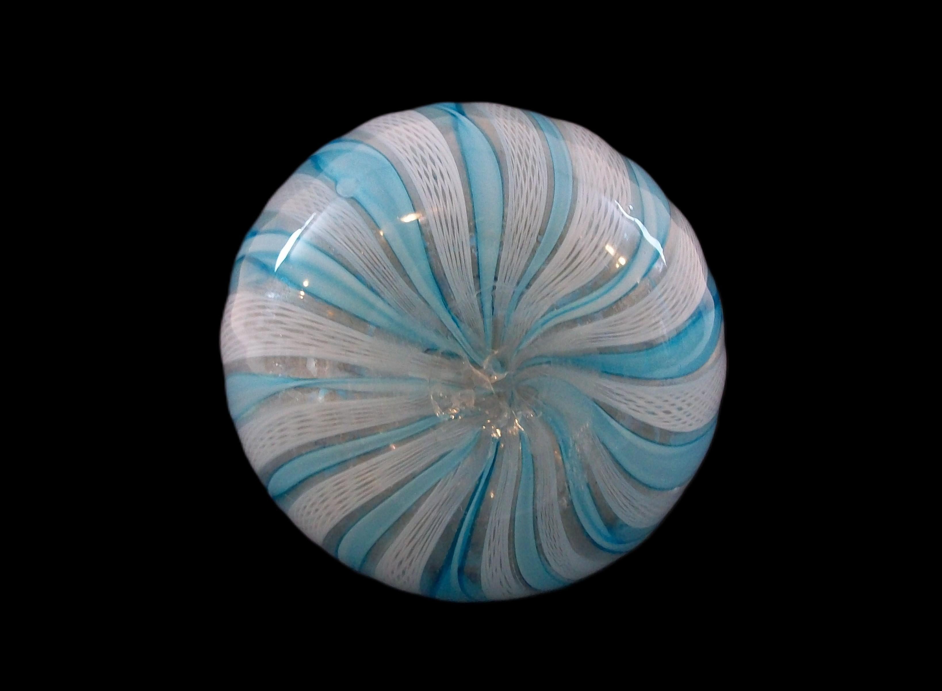 Vaso a due manici di Murano di metà secolo con latticino bianco - Italia - CIRCA 1950 in vendita 3