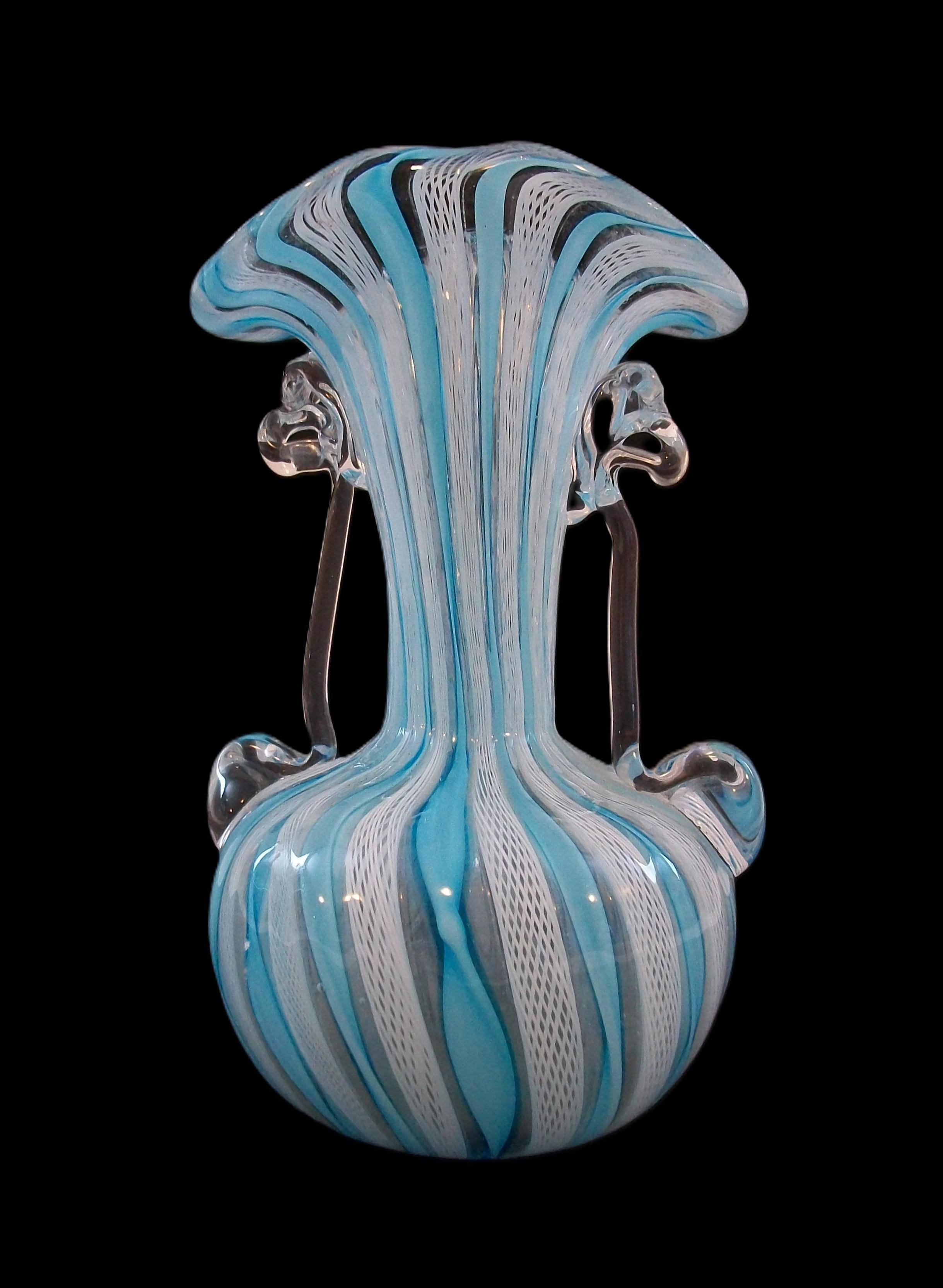 Mid-Century moderno Vaso a due manici di Murano di metà secolo con latticino bianco - Italia - CIRCA 1950 in vendita