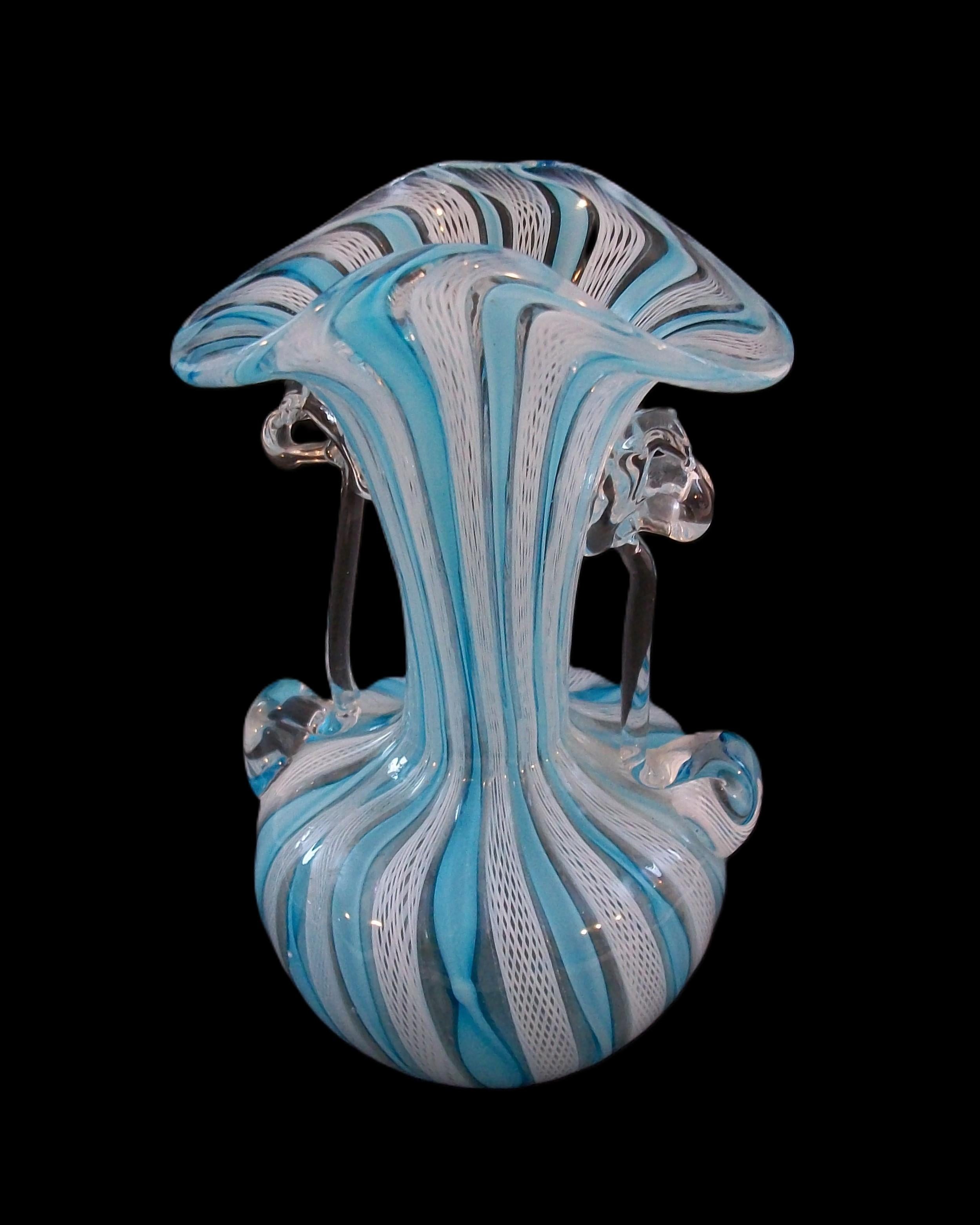 Italiano Vaso a due manici di Murano di metà secolo con latticino bianco - Italia - CIRCA 1950 in vendita