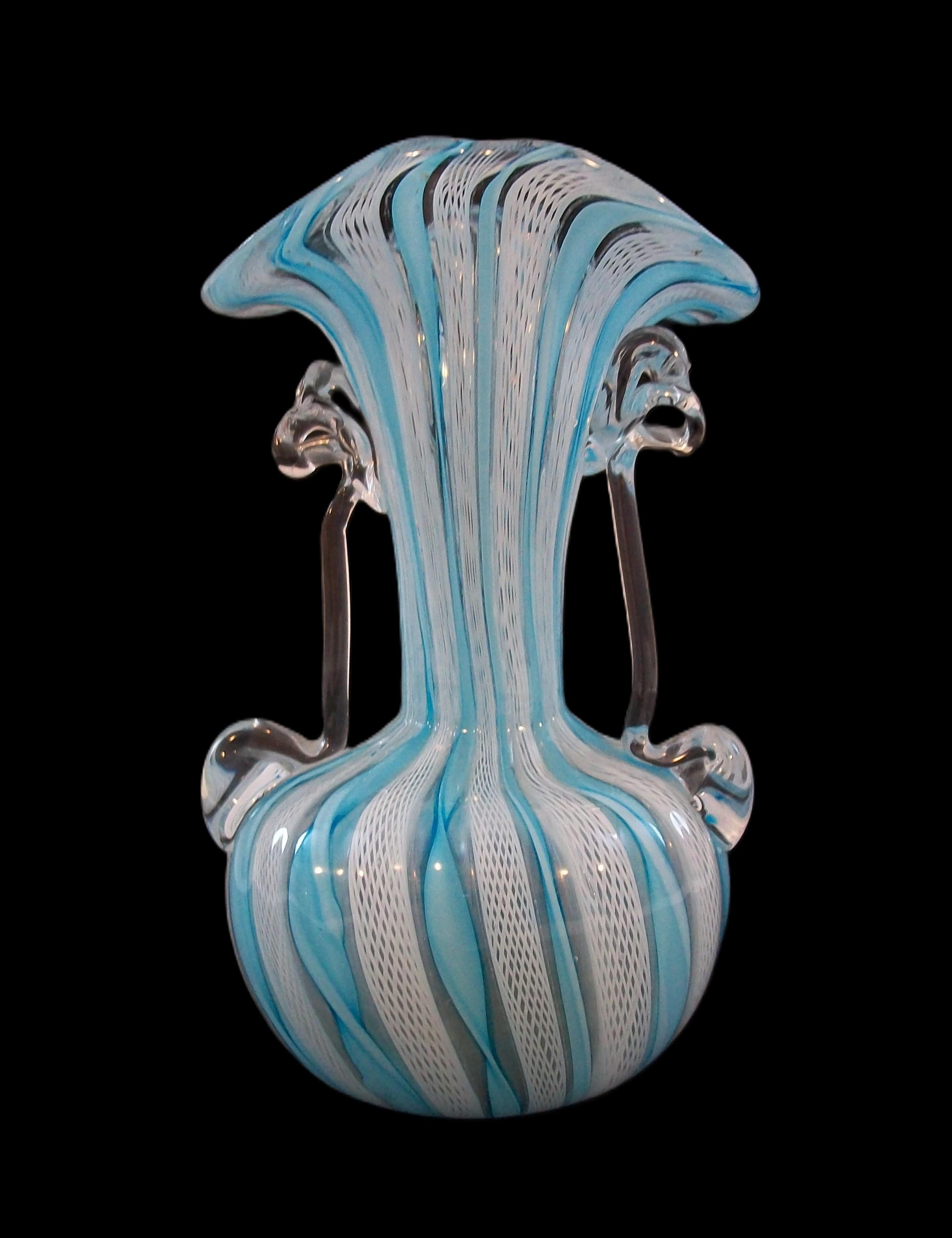 Fatto a mano Vaso a due manici di Murano di metà secolo con latticino bianco - Italia - CIRCA 1950 in vendita