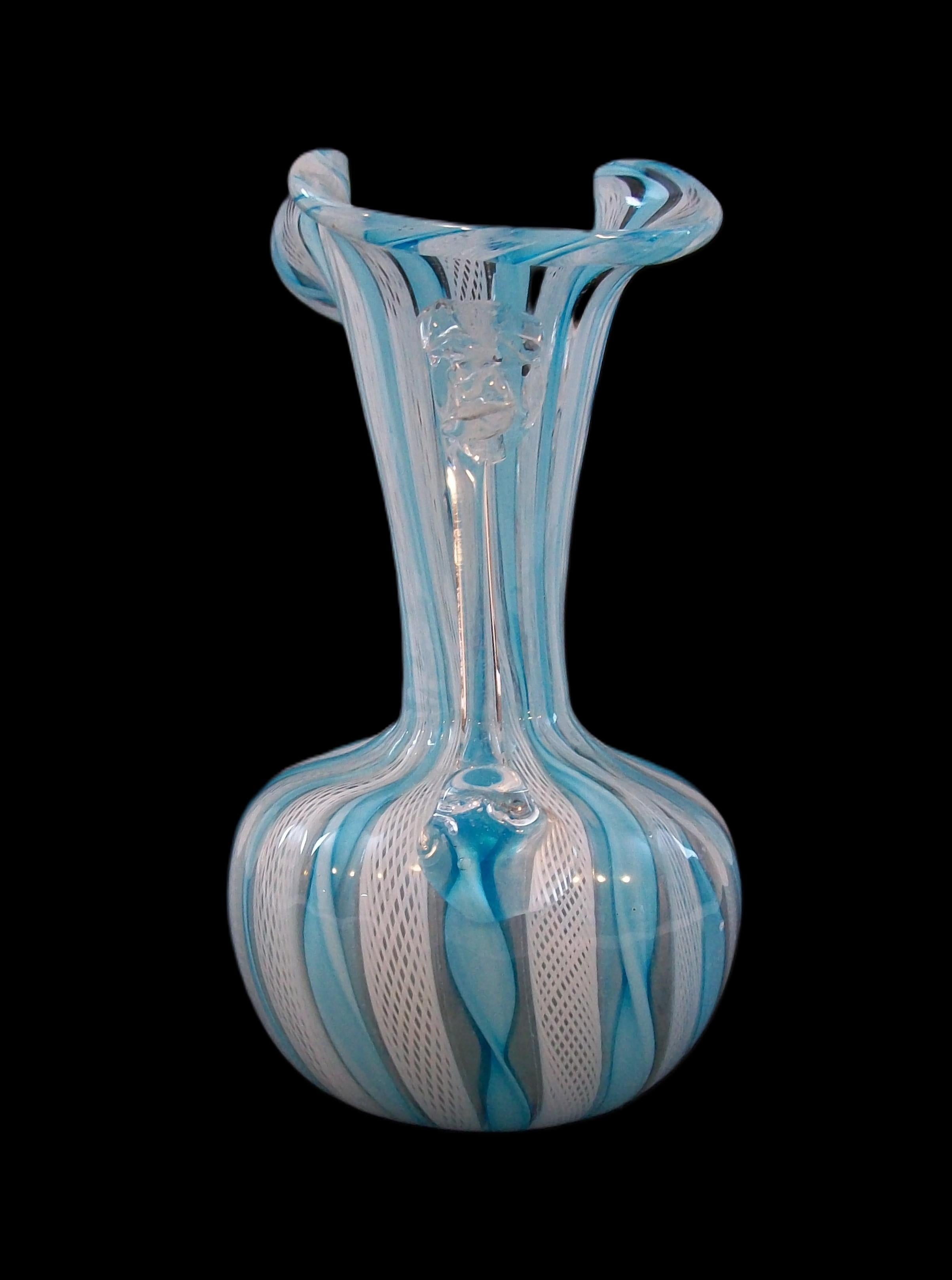 Vaso a due manici di Murano di metà secolo con latticino bianco - Italia - CIRCA 1950 In condizioni buone in vendita a Chatham, ON