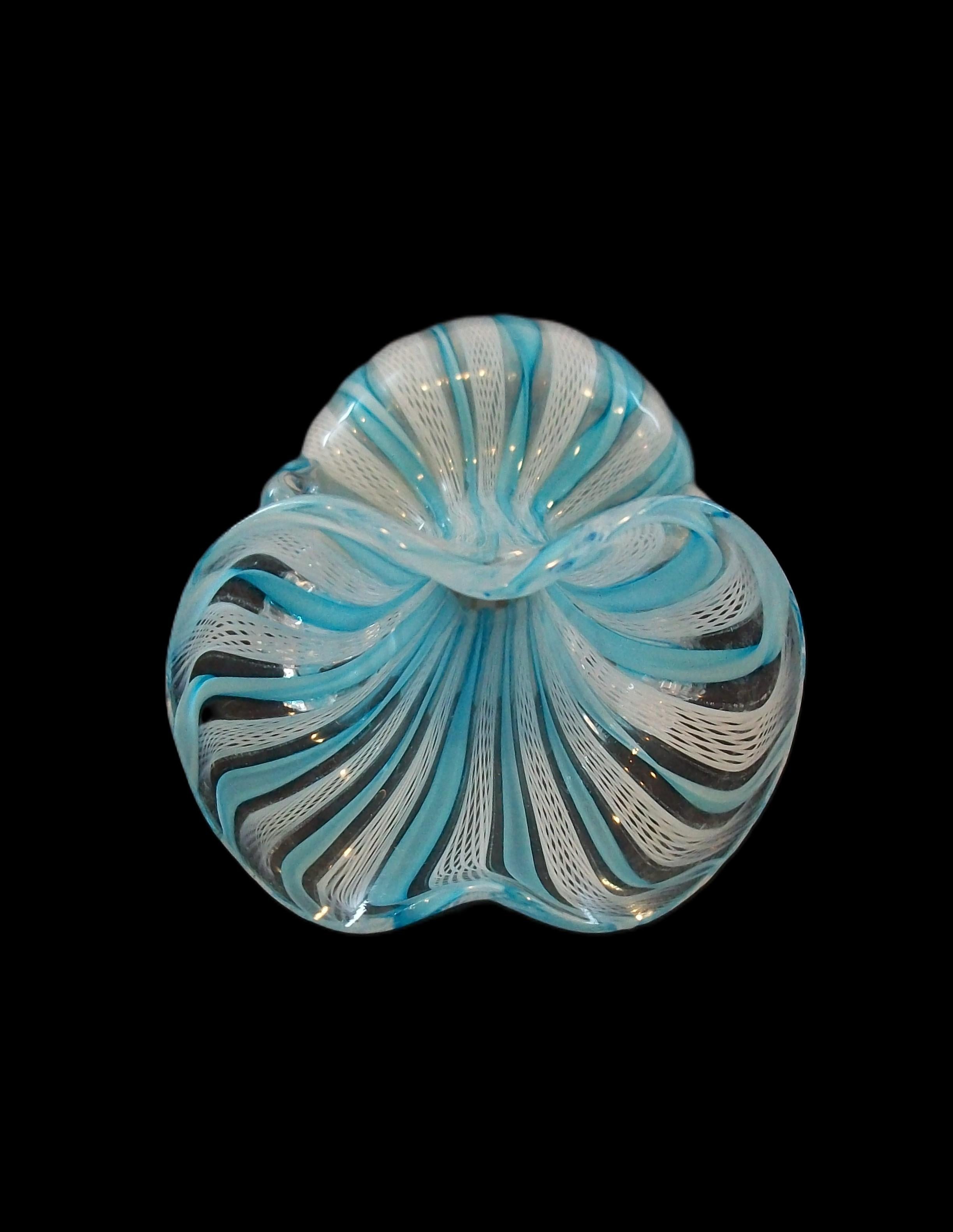 Vetro artistico Vaso a due manici di Murano di metà secolo con latticino bianco - Italia - CIRCA 1950 in vendita
