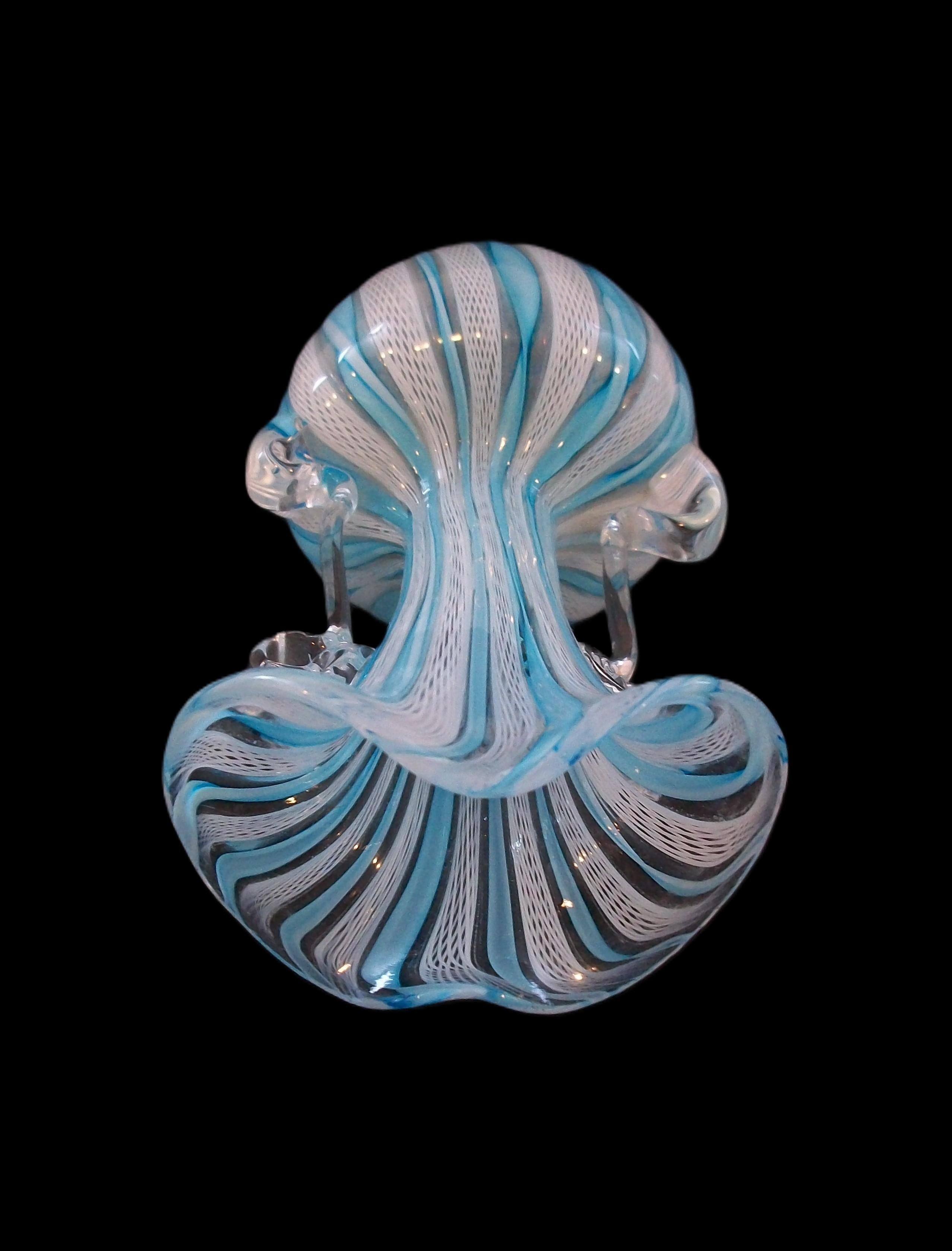 Vaso a due manici di Murano di metà secolo con latticino bianco - Italia - CIRCA 1950 in vendita 1
