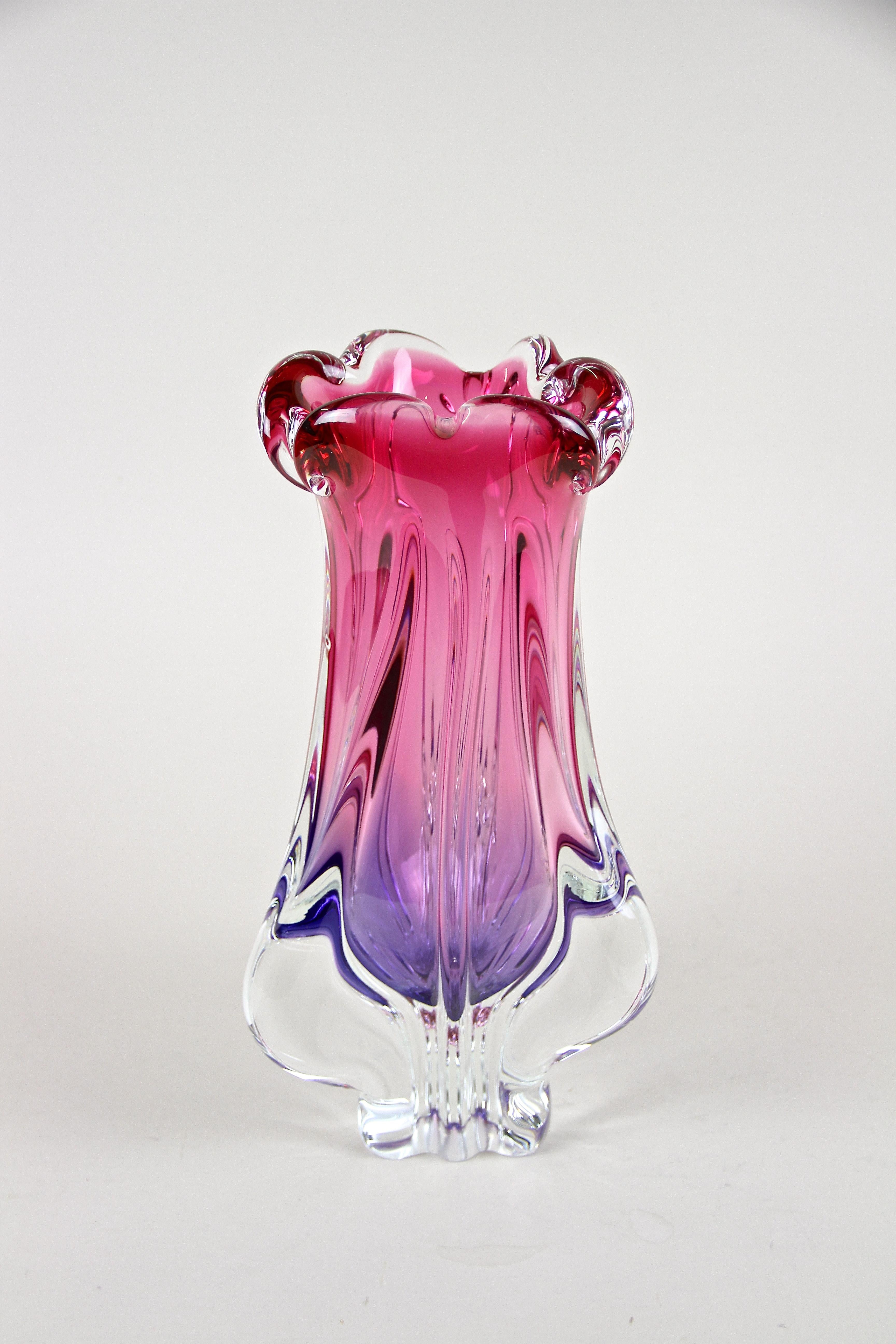 Wunderschön gefärbte Vase aus Muranoglas aus der Mitte des Jahrhunderts aus den Werkstätten von Sommerso in Venetien. Dieses in den 1960/70er Jahren auf der Insel Murano kunstvoll von Hand gefertigte Glaskunstwerk beeindruckt durch seine