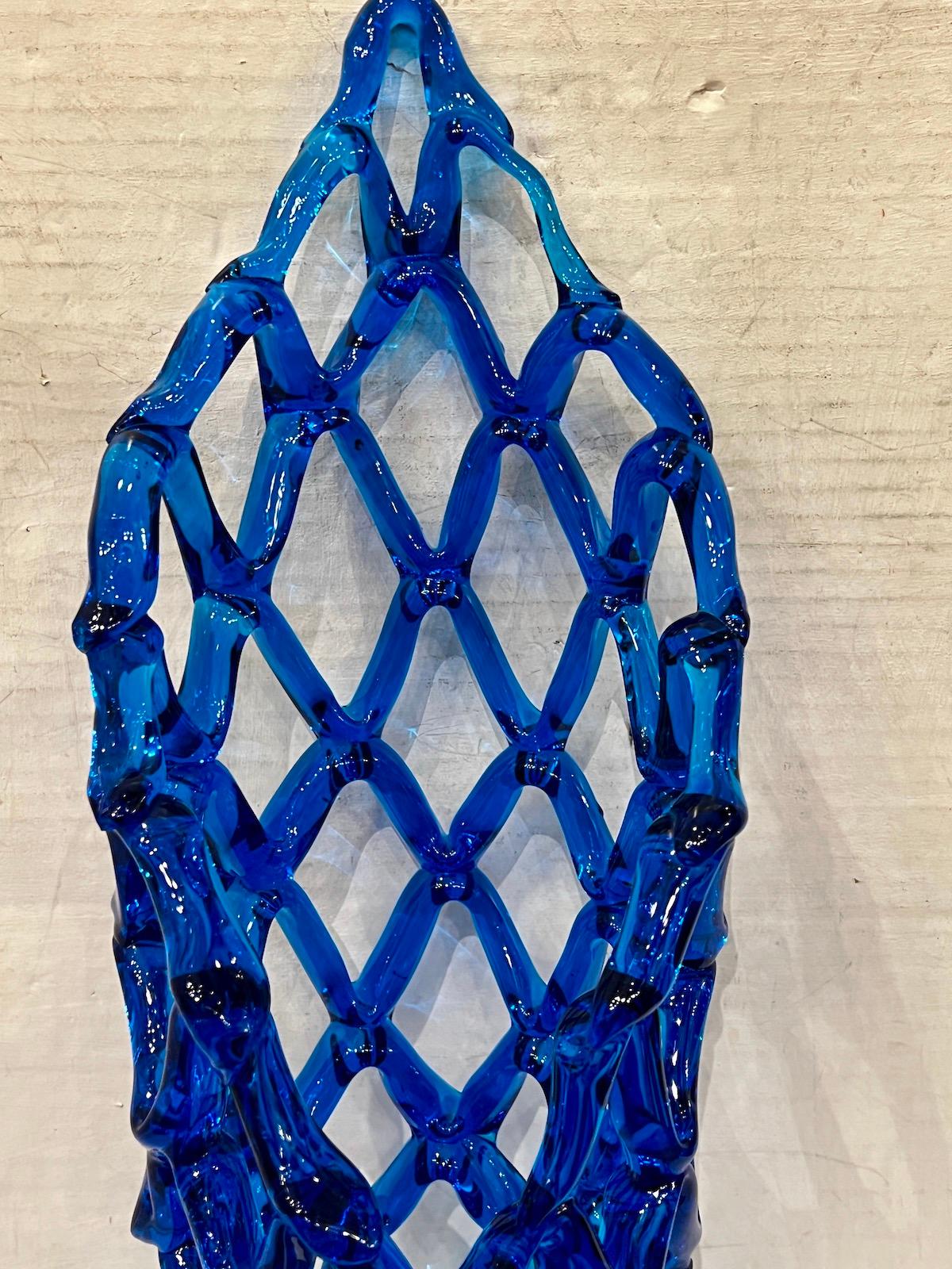 Eine seltene italienische Murano-Vase aus den 1960er Jahren, mundgeblasen und durchbrochen, aus blauem Glas.

Abmessungen:
Höhe: 19,5