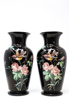 Paire de vases Antique French en verre opalin noir, décorés d'oiseaux et de roses peints à la main