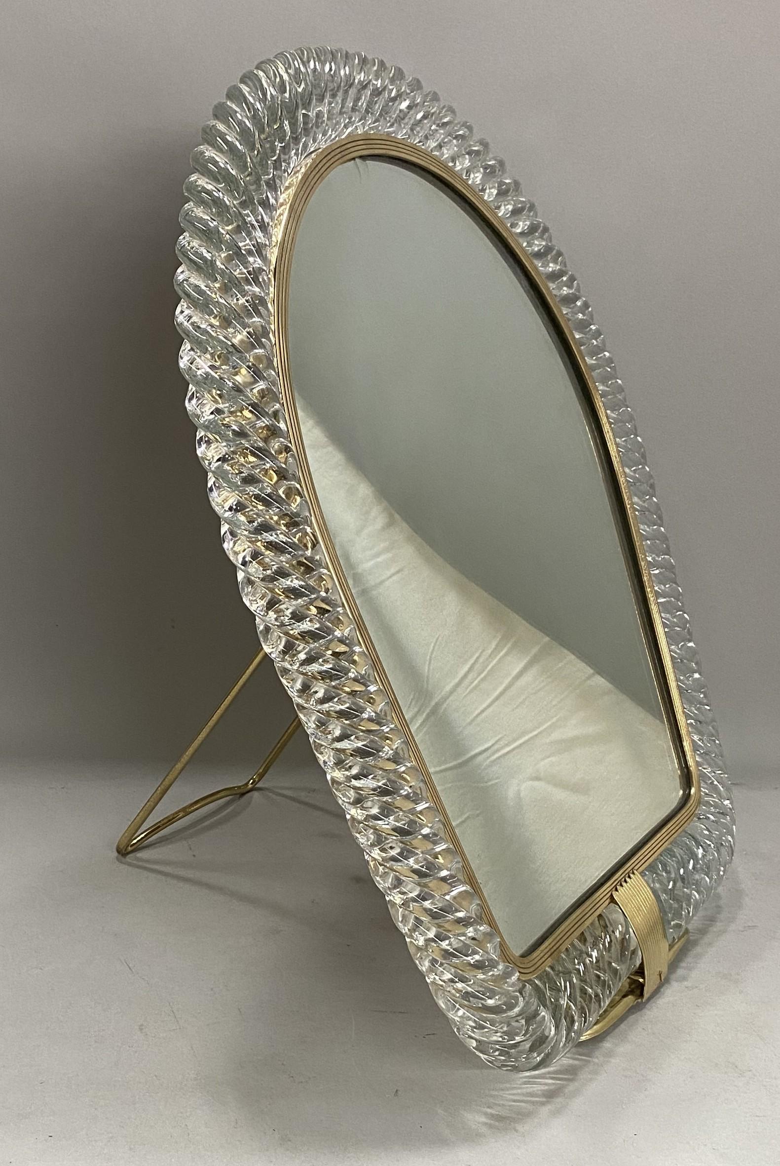 Eine feine Mid Century Murano gedreht mundgeblasenen venezianischen Kunst Glas Tisch Spiegel im Art Deco-Stil mit Messing-Ständer und Struktur von Paulo Venini entworfen, gestempelt auf verso Scharnier 