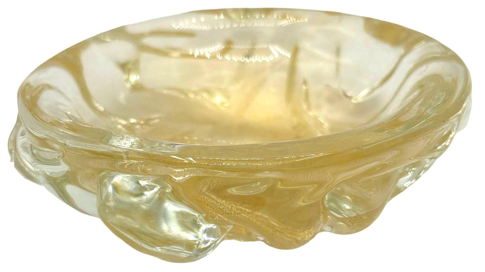 La Ciotola in vetro dorato di Murano di metà secolo attribuita ad Archimede Saguso è uno straordinario esempio di artigianato italiano. La ciotola presenta uno splendido effetto marmo con scaglie d'oro in un vetro artistico con rivestimento