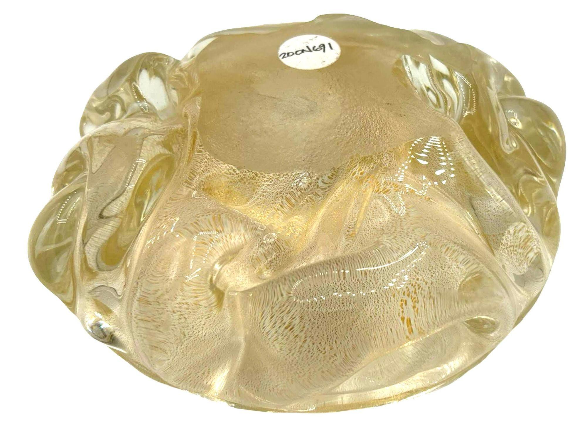 Mid-Century moderno Ciotola di Murano di metà secolo in vetro artistico pesato e con scaglie d'oro in vendita
