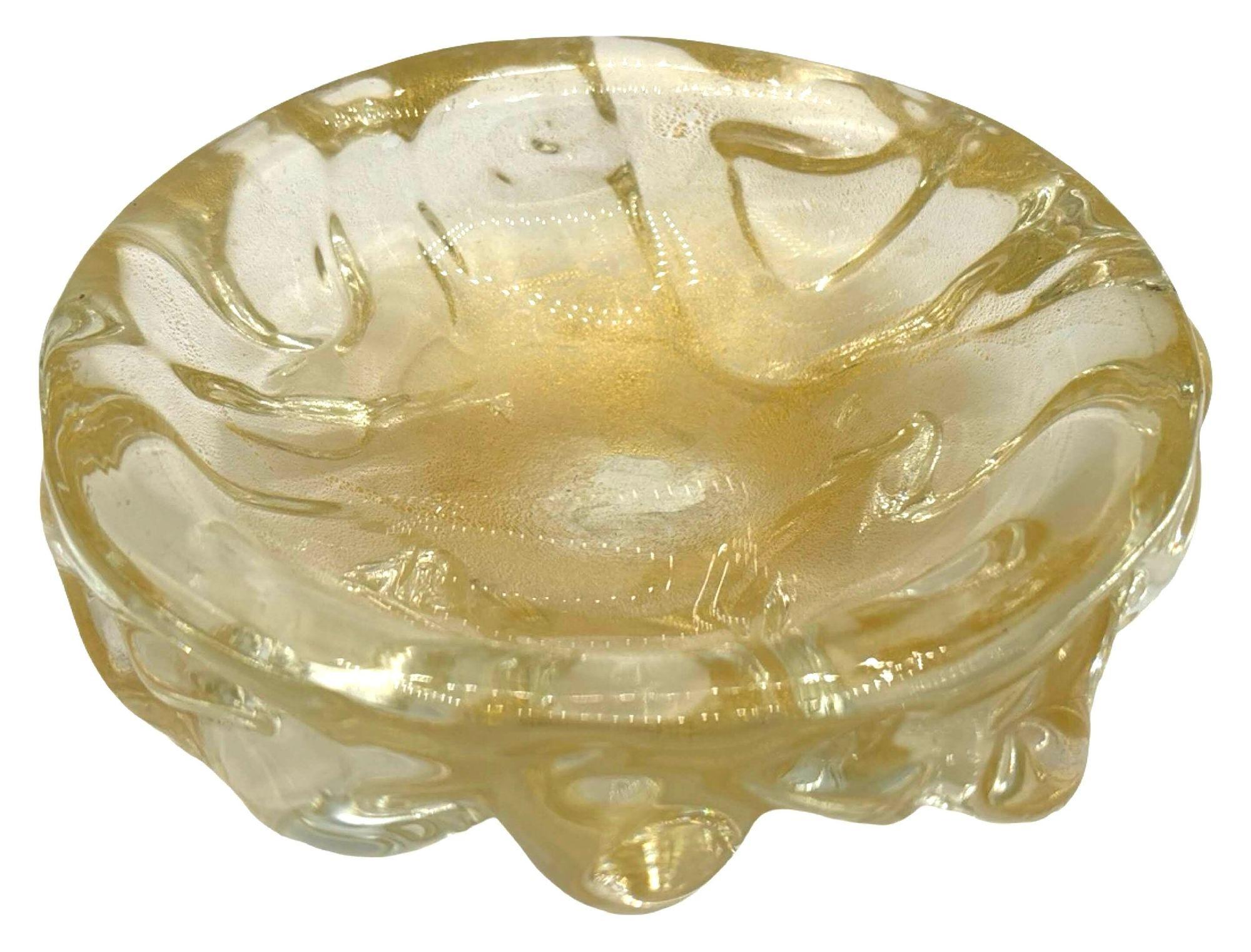 Metà XX secolo Ciotola di Murano di metà secolo in vetro artistico pesato e con scaglie d'oro in vendita