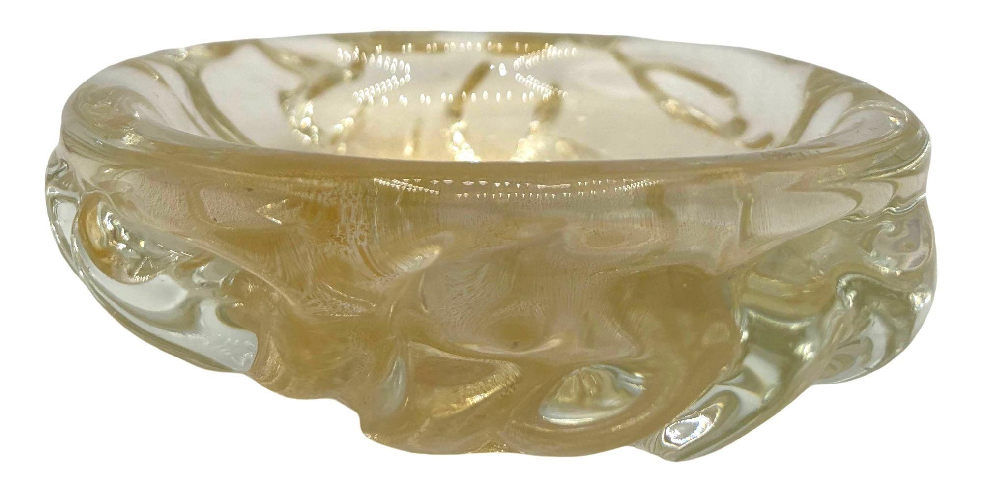 Vetro artistico Ciotola di Murano di metà secolo in vetro artistico pesato e con scaglie d'oro in vendita