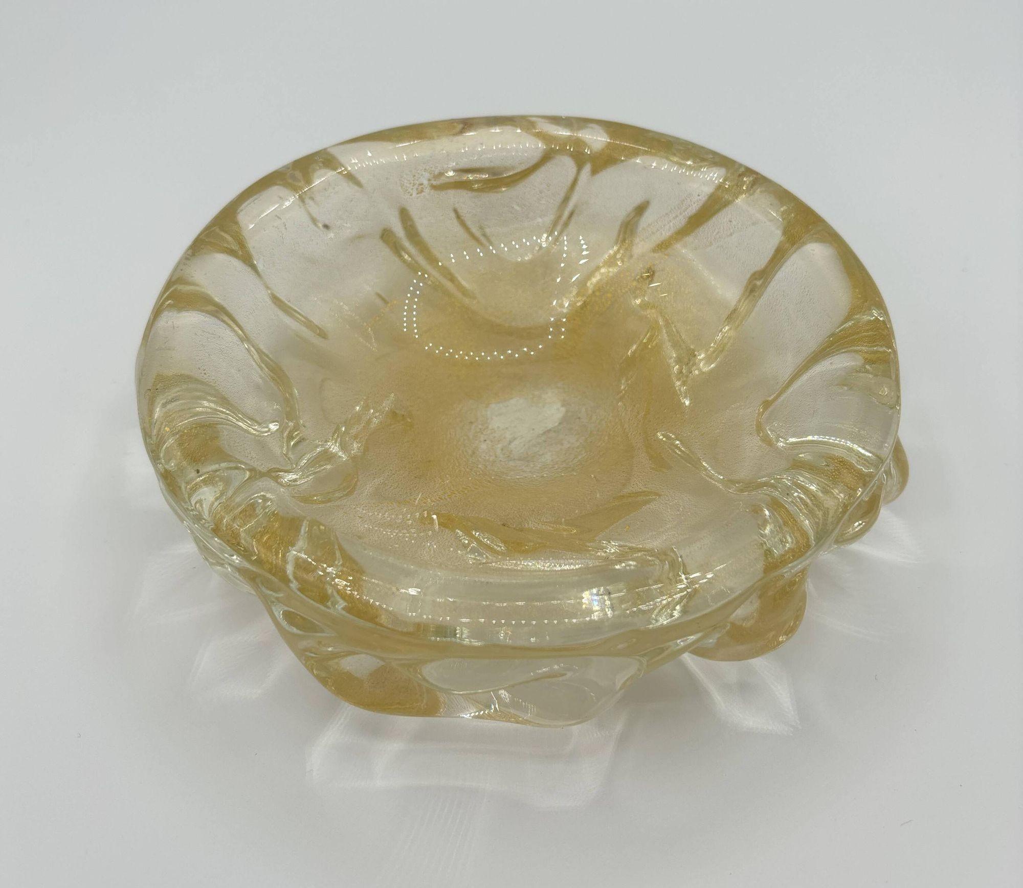 Ciotola di Murano di metà secolo in vetro artistico pesato e con scaglie d'oro in vendita 1
