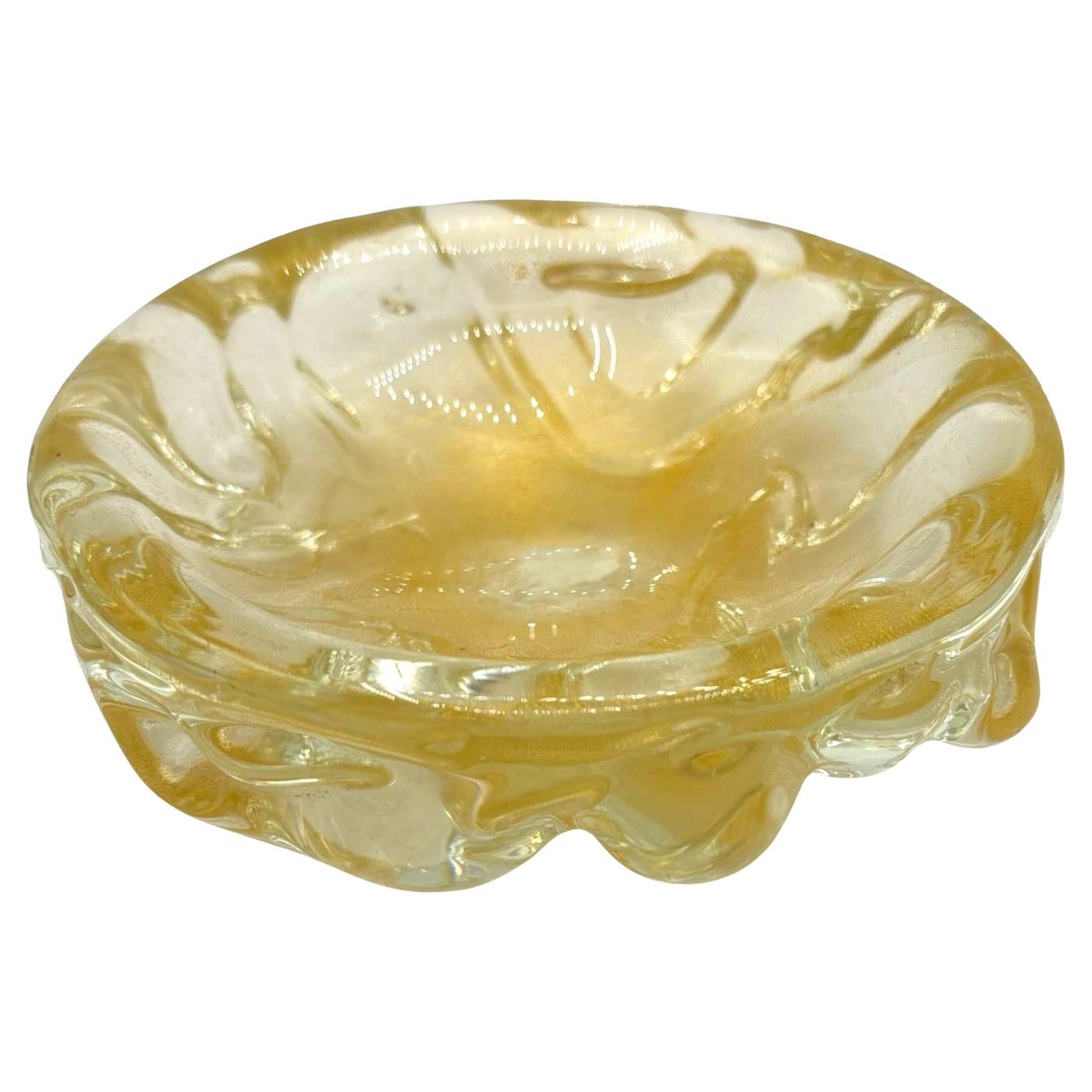 Ciotola di Murano di metà secolo in vetro artistico pesato e con scaglie d'oro in vendita