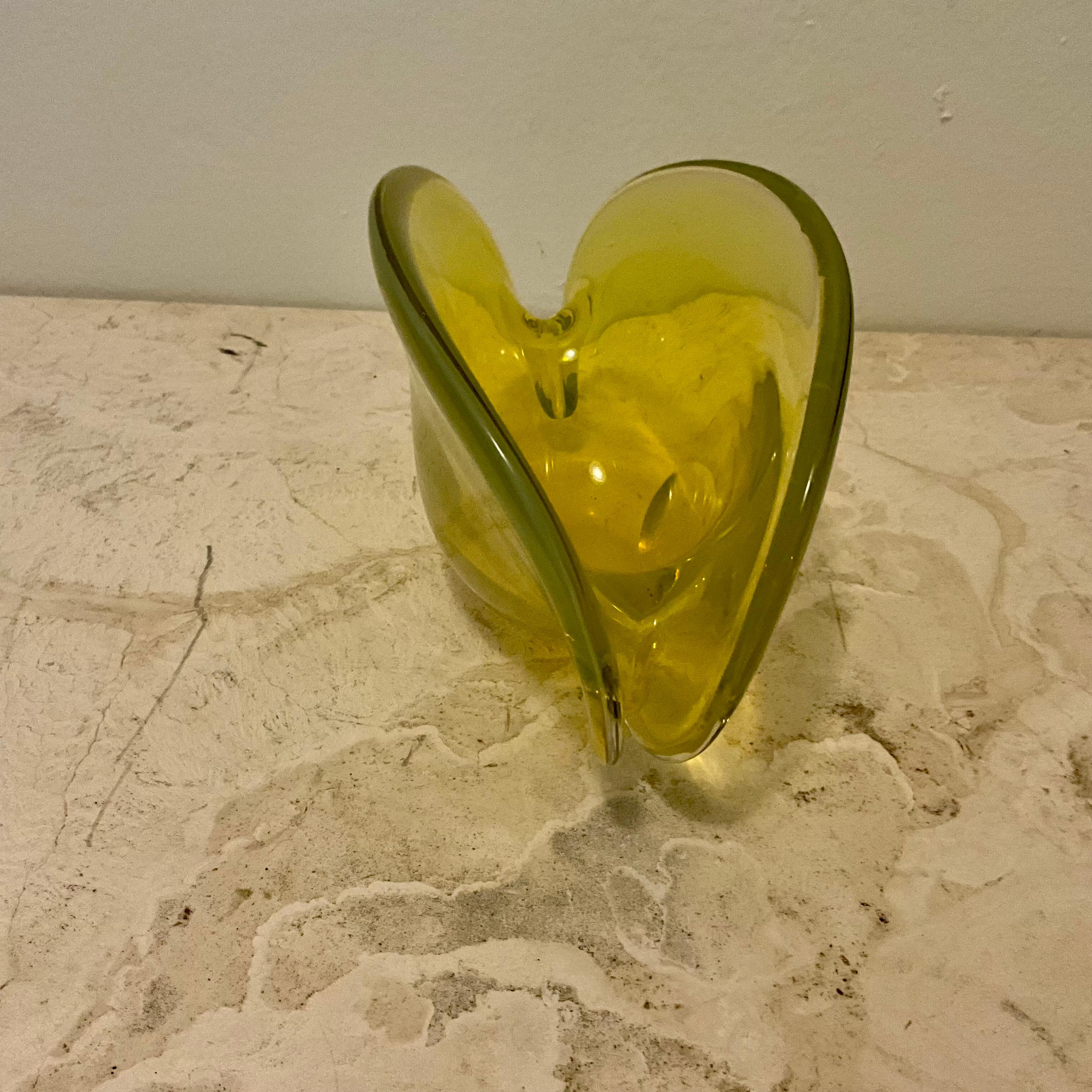 Mid-Century moderno Ciotola in vetro artistico di Murano giallo e opalino a forma di vongola di metà secolo in vendita