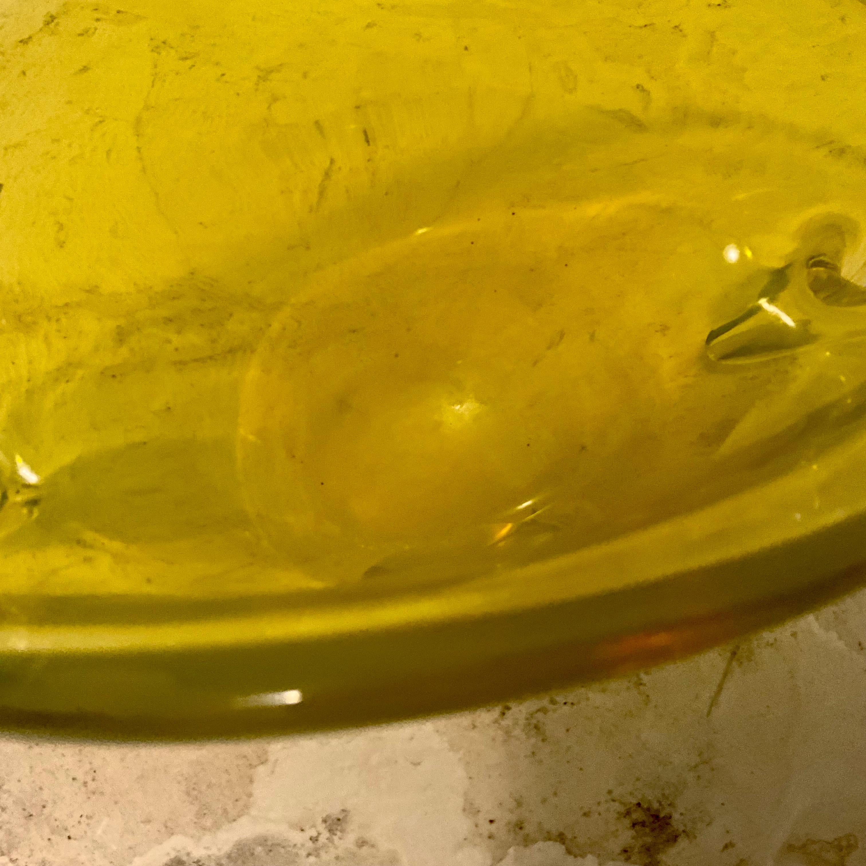 Fatto a mano Ciotola in vetro artistico di Murano giallo e opalino a forma di vongola di metà secolo in vendita