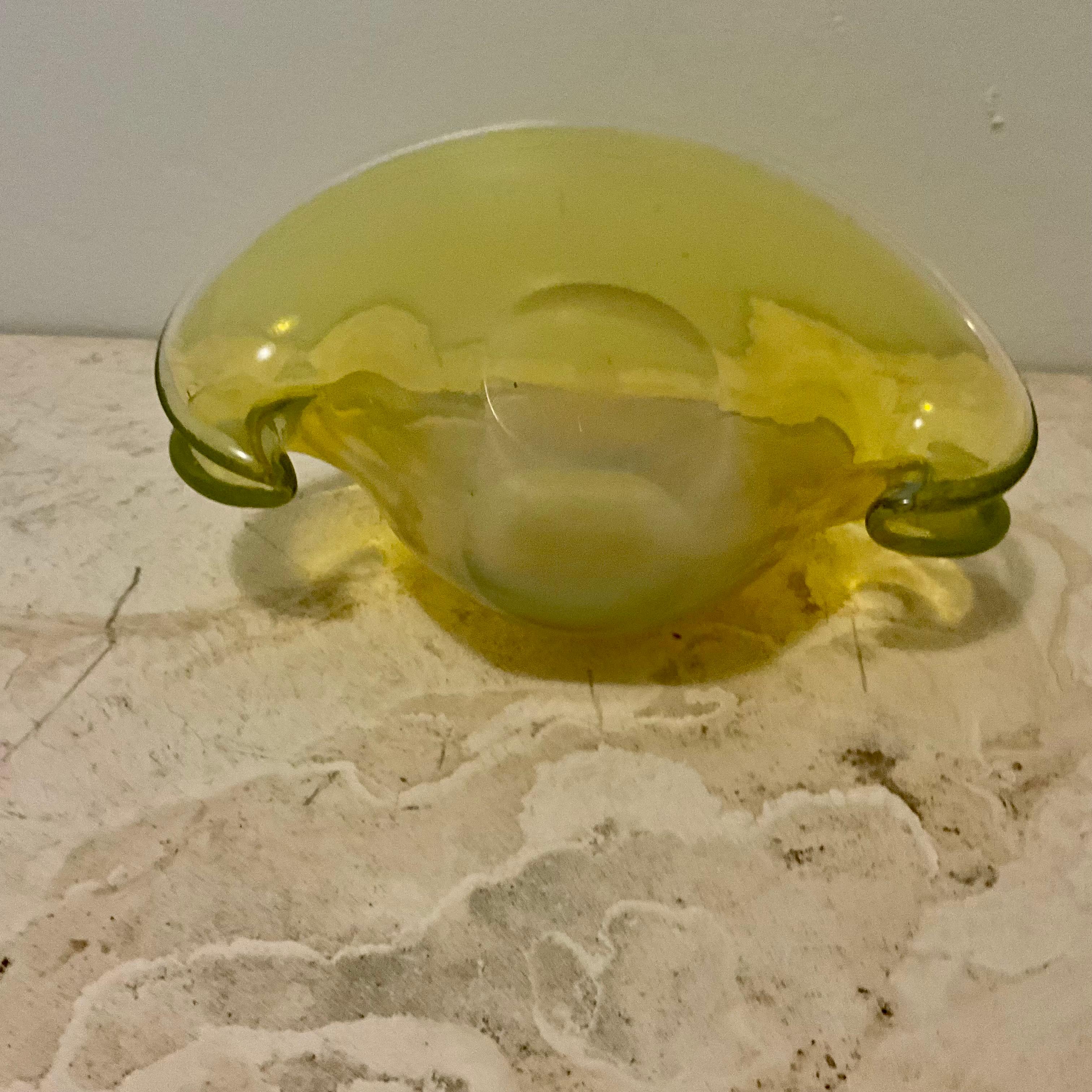 Ciotola in vetro artistico di Murano giallo e opalino a forma di vongola di metà secolo In condizioni buone in vendita a West Palm Beach, US
