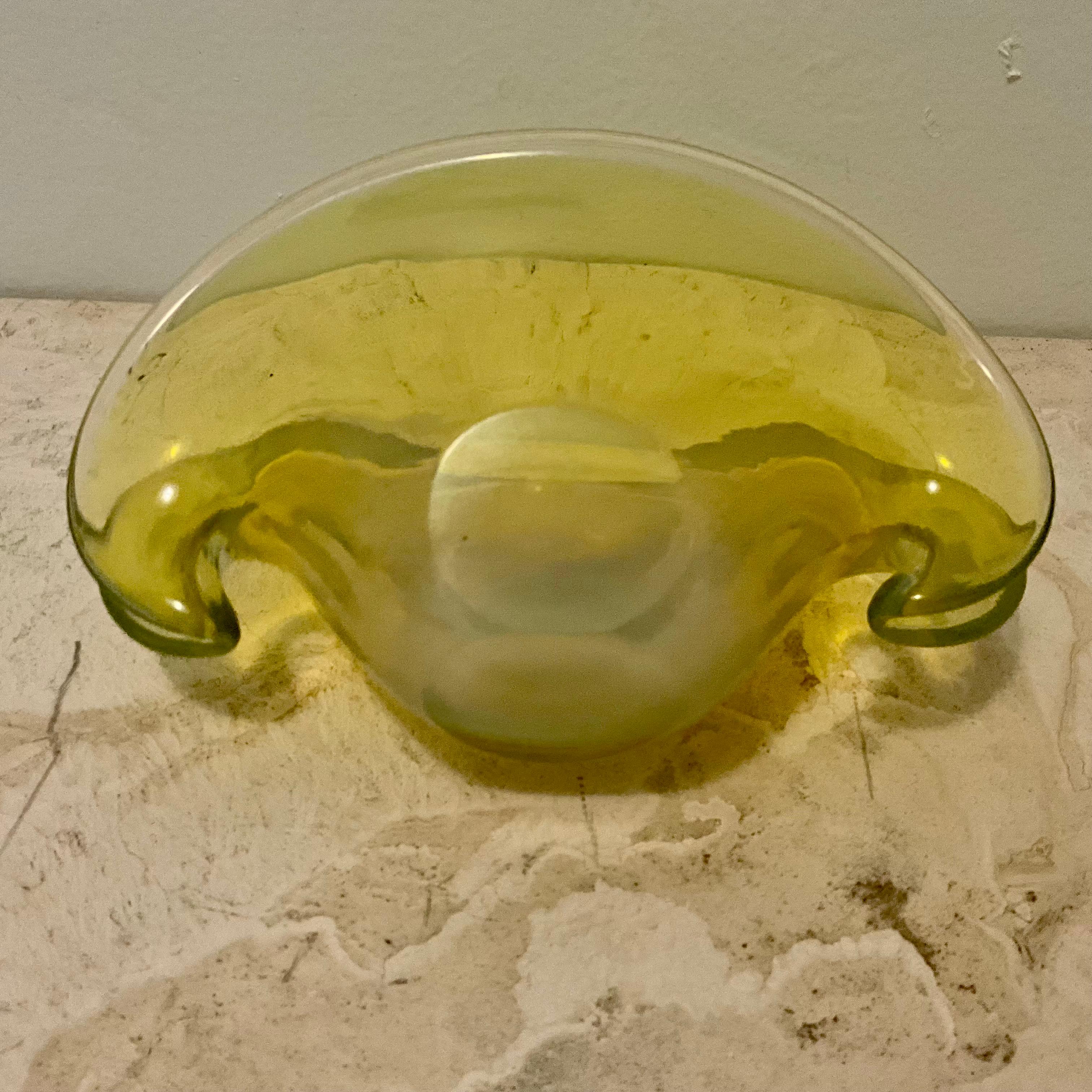 XX secolo Ciotola in vetro artistico di Murano giallo e opalino a forma di vongola di metà secolo in vendita