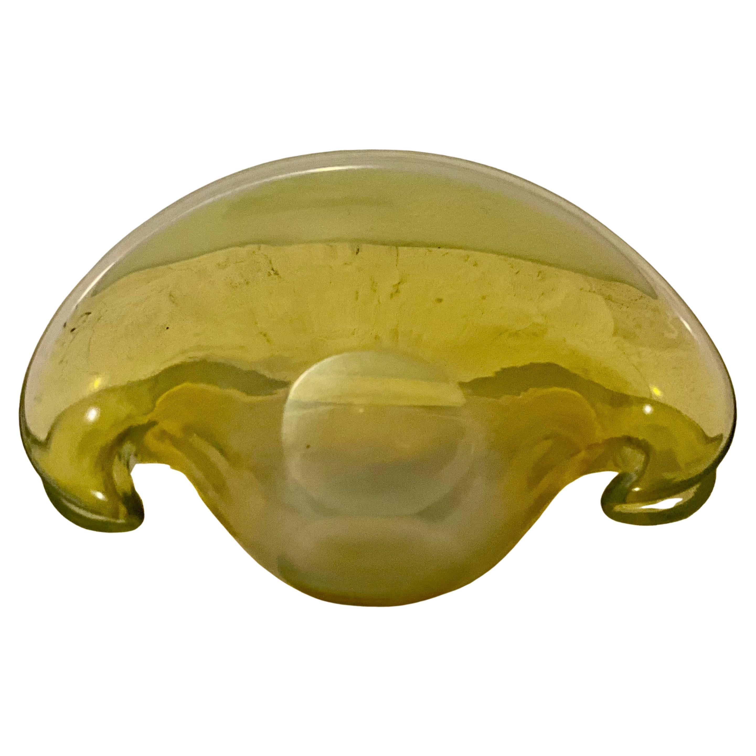 Ciotola in vetro artistico di Murano giallo e opalino a forma di vongola di metà secolo in vendita
