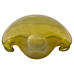 Ciotola in vetro artistico di Murano giallo e opalino a forma di vongola di metà secolo