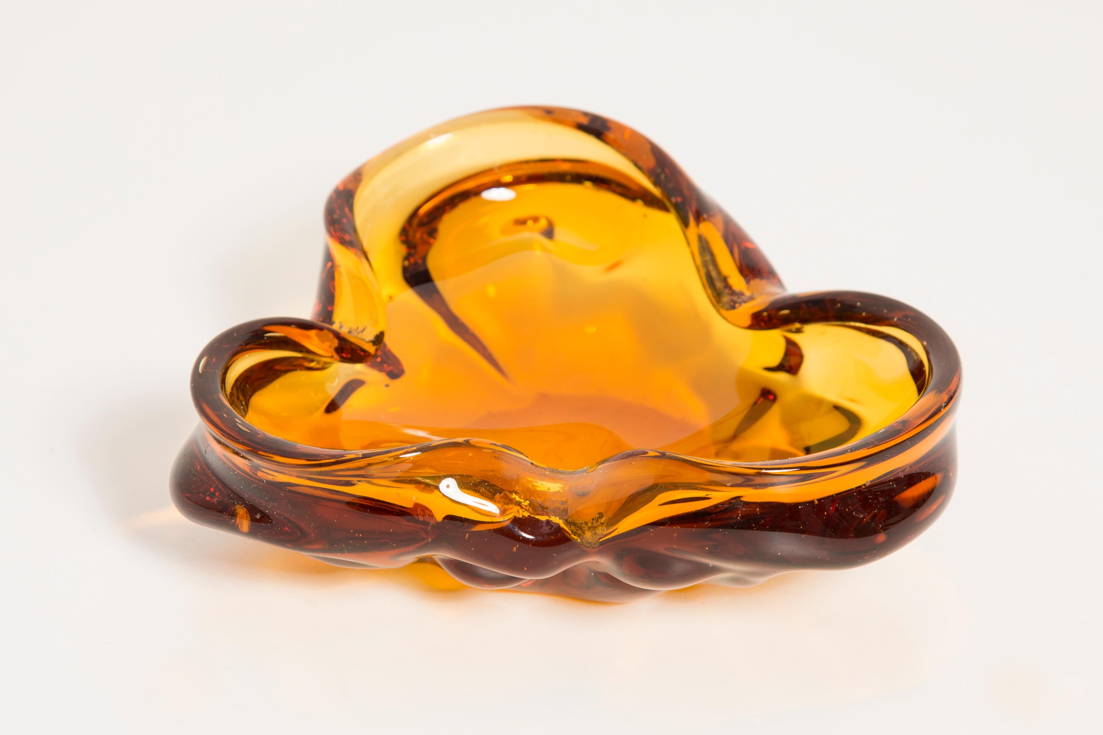 Dieses originelle Aschenbecher-Element aus Glas wurde in den 1970er Jahren in der Lombardei, Italien, entworfen und hergestellt. Er ist in Sommerso-Technik gefertigt und hat eine fantastische facettierte Form. Die leuchtende Farbe macht diesen