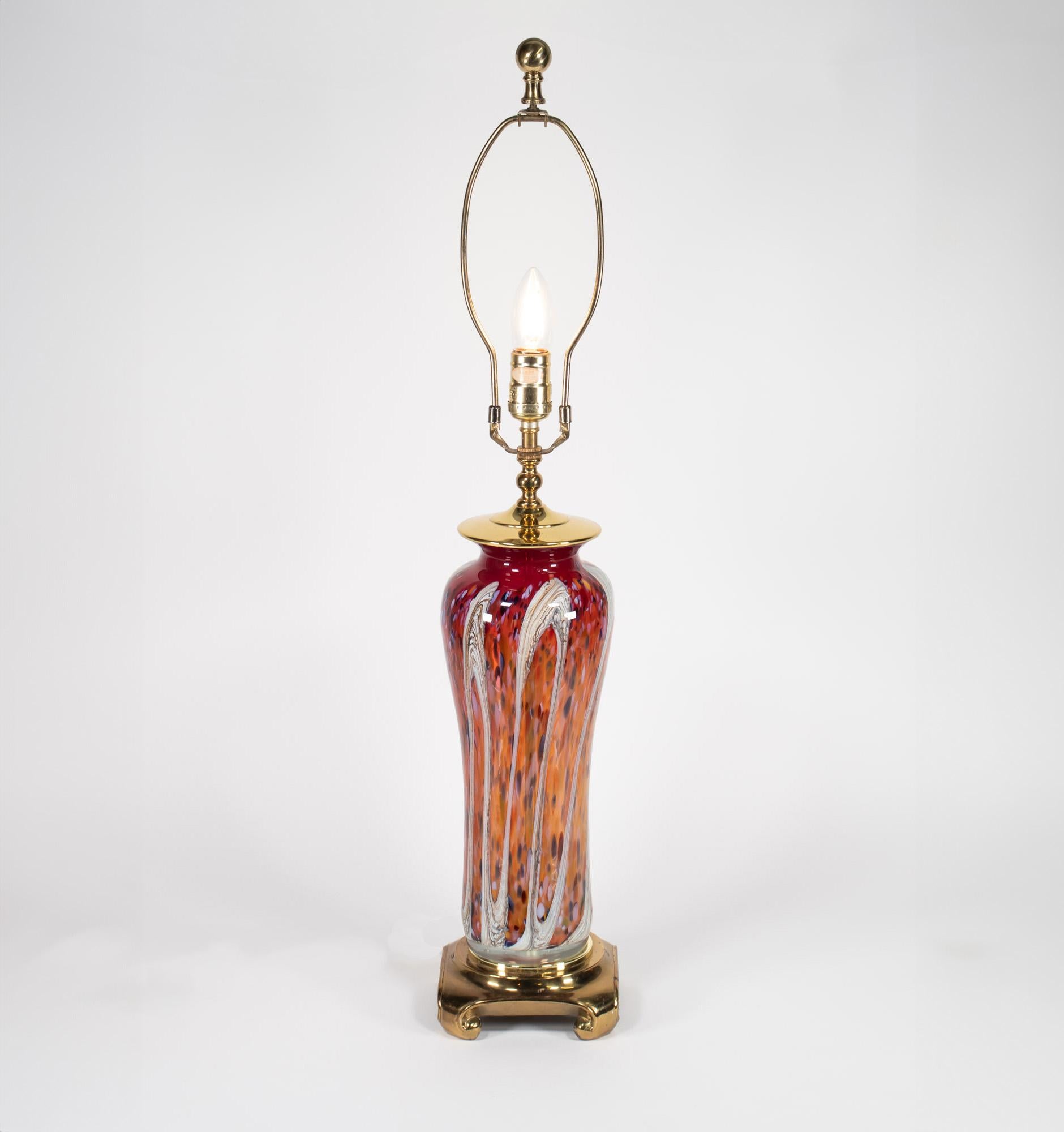 Cette lampe de table multicolore de Murano datant du milieu du siècle est créée à l'aide de la technique de la murrine. Le corps de la lampe est moucheté de taches multicolores formées en roulant le verre fondu dans des morceaux de verre colorés