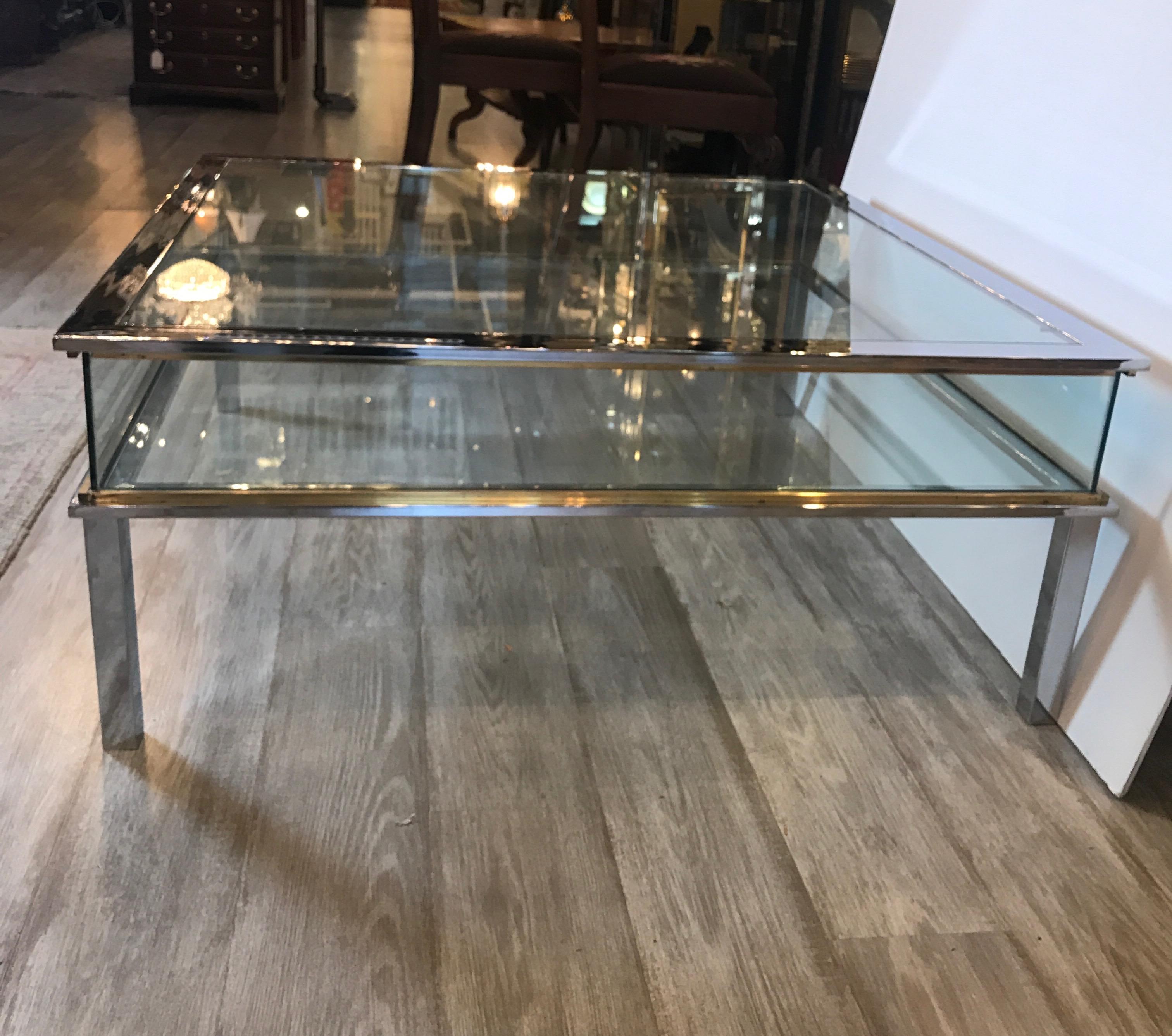 Table basse mi-séculaire à plateau de musée en laiton chromé et verre 3