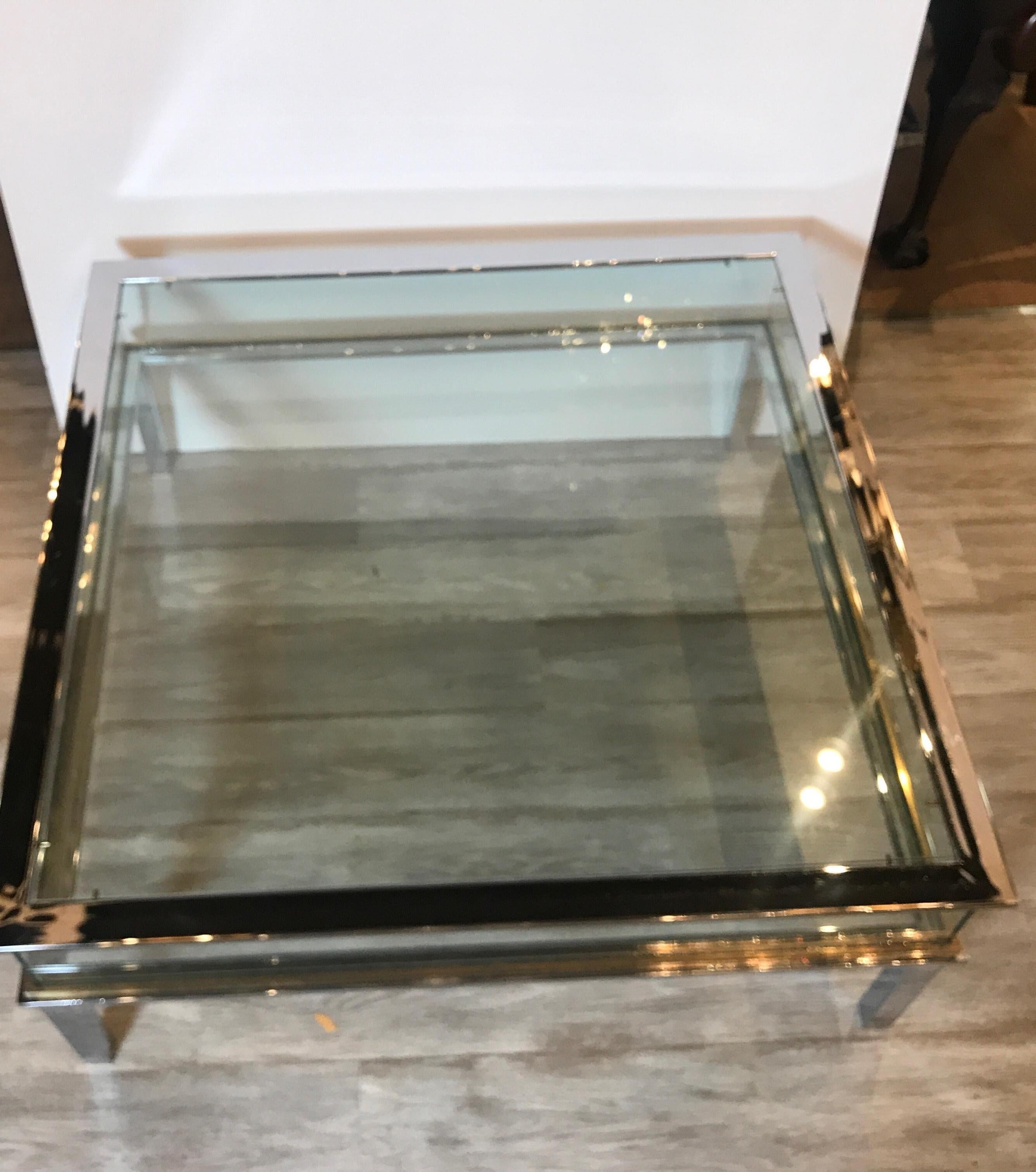 Table basse mi-séculaire à plateau de musée en laiton chromé et verre 4