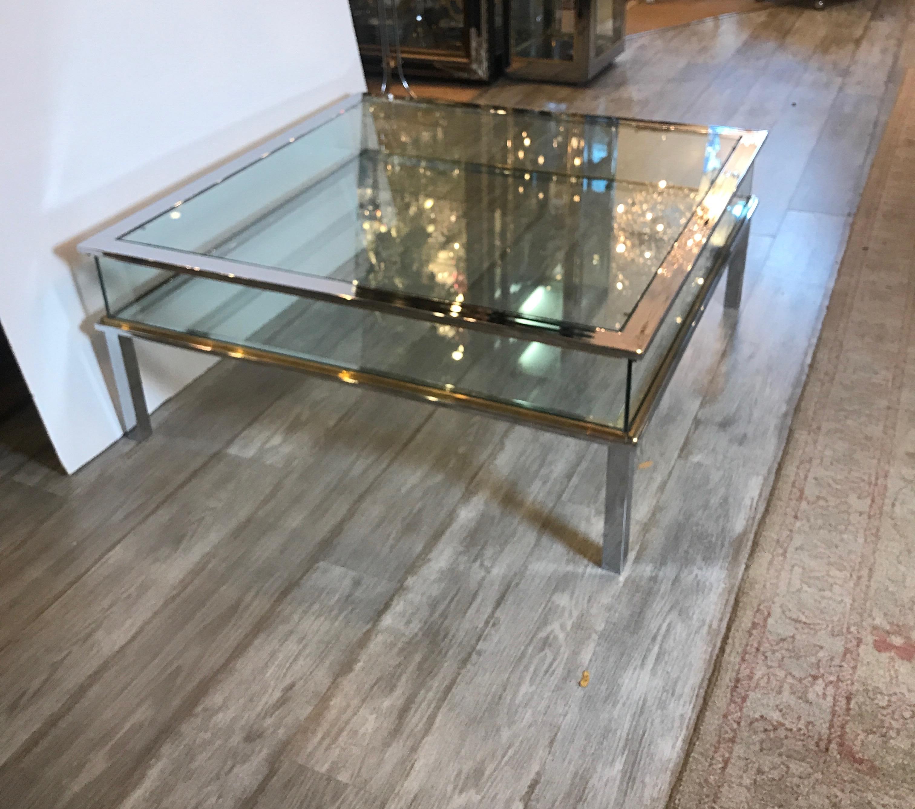 Table basse mi-séculaire à plateau de musée en laiton chromé et verre 5