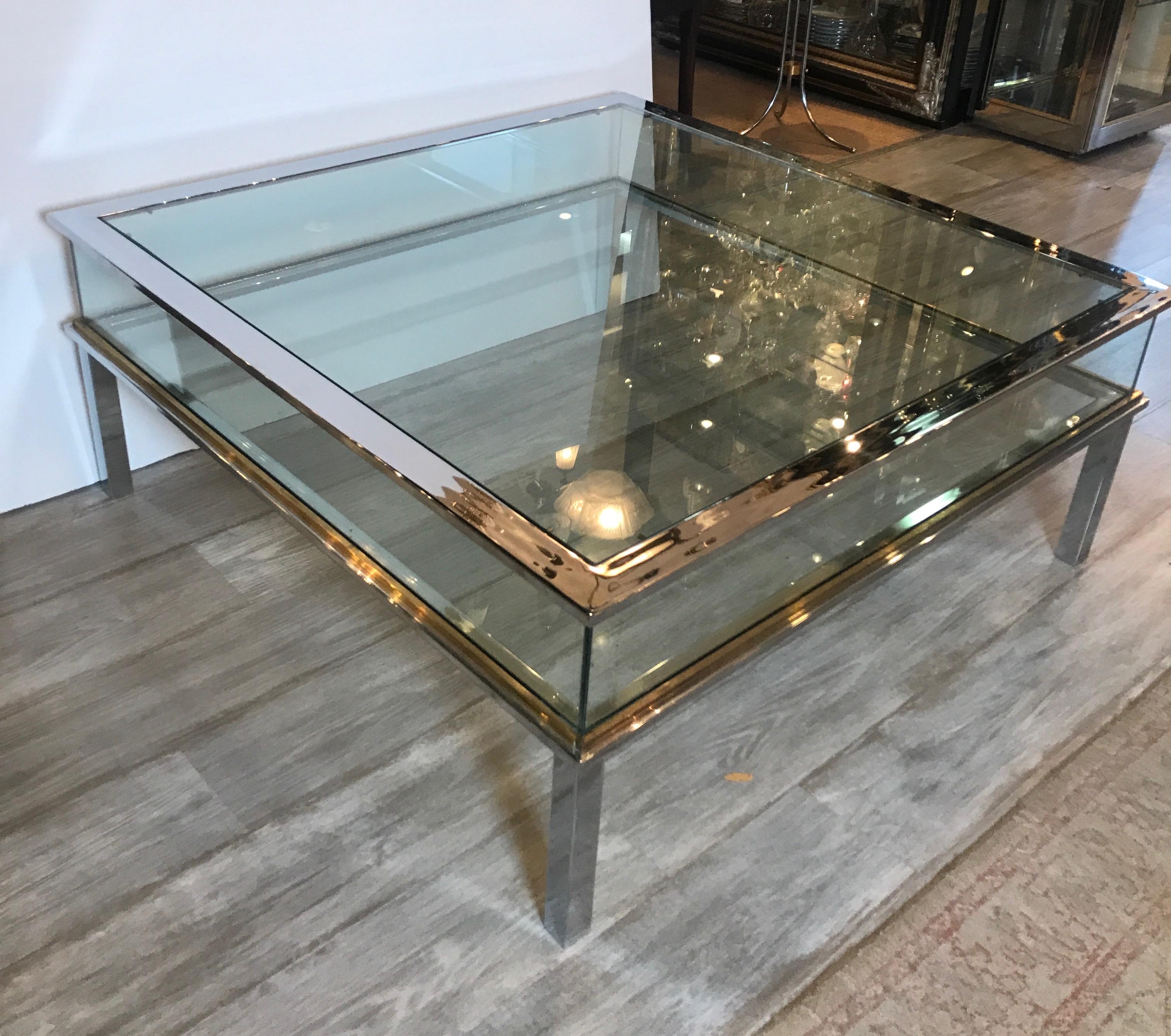 Moderne Table basse mi-séculaire à plateau de musée en laiton chromé et verre