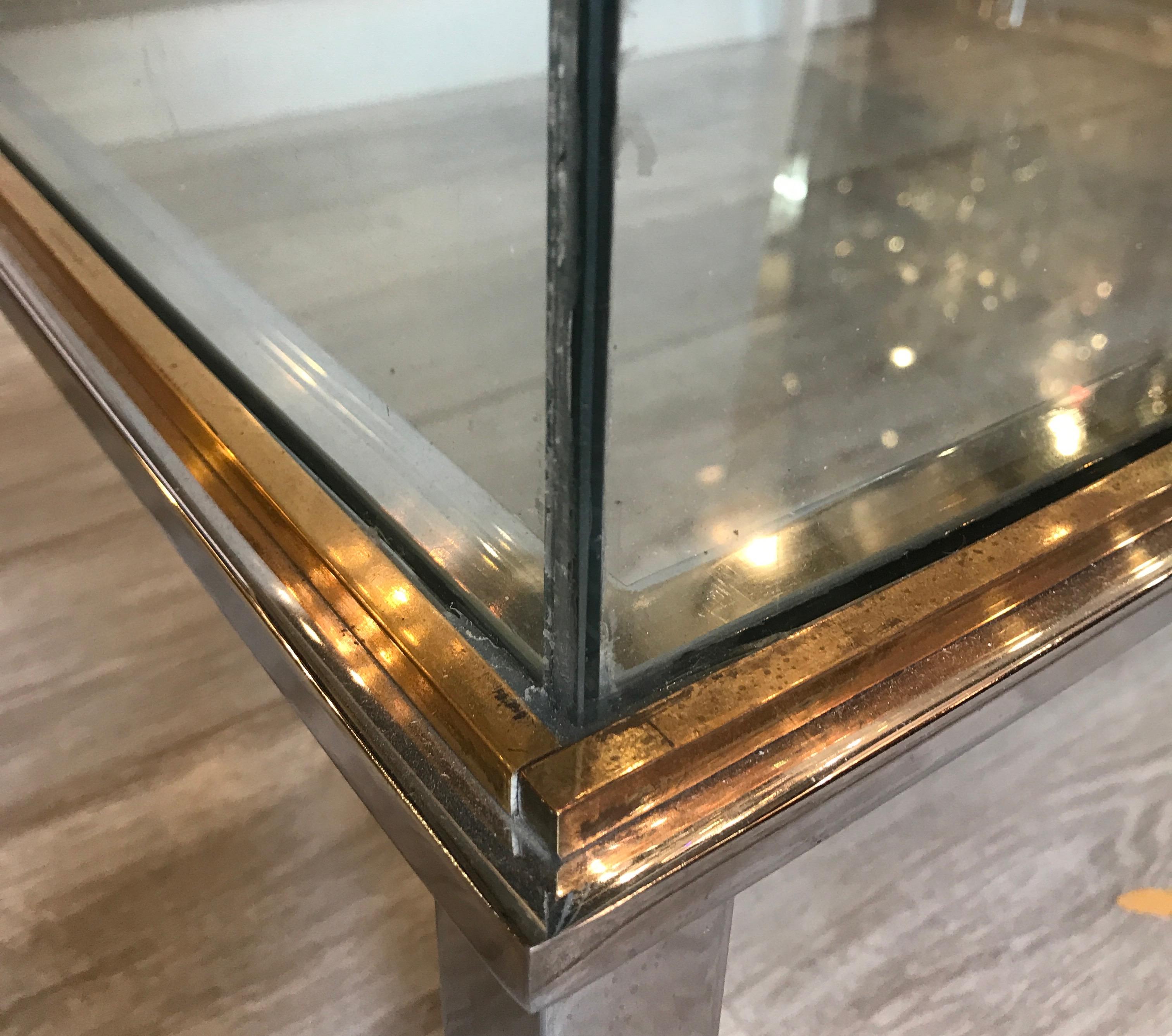 Table basse mi-séculaire à plateau de musée en laiton chromé et verre Excellent état à Lambertville, NJ