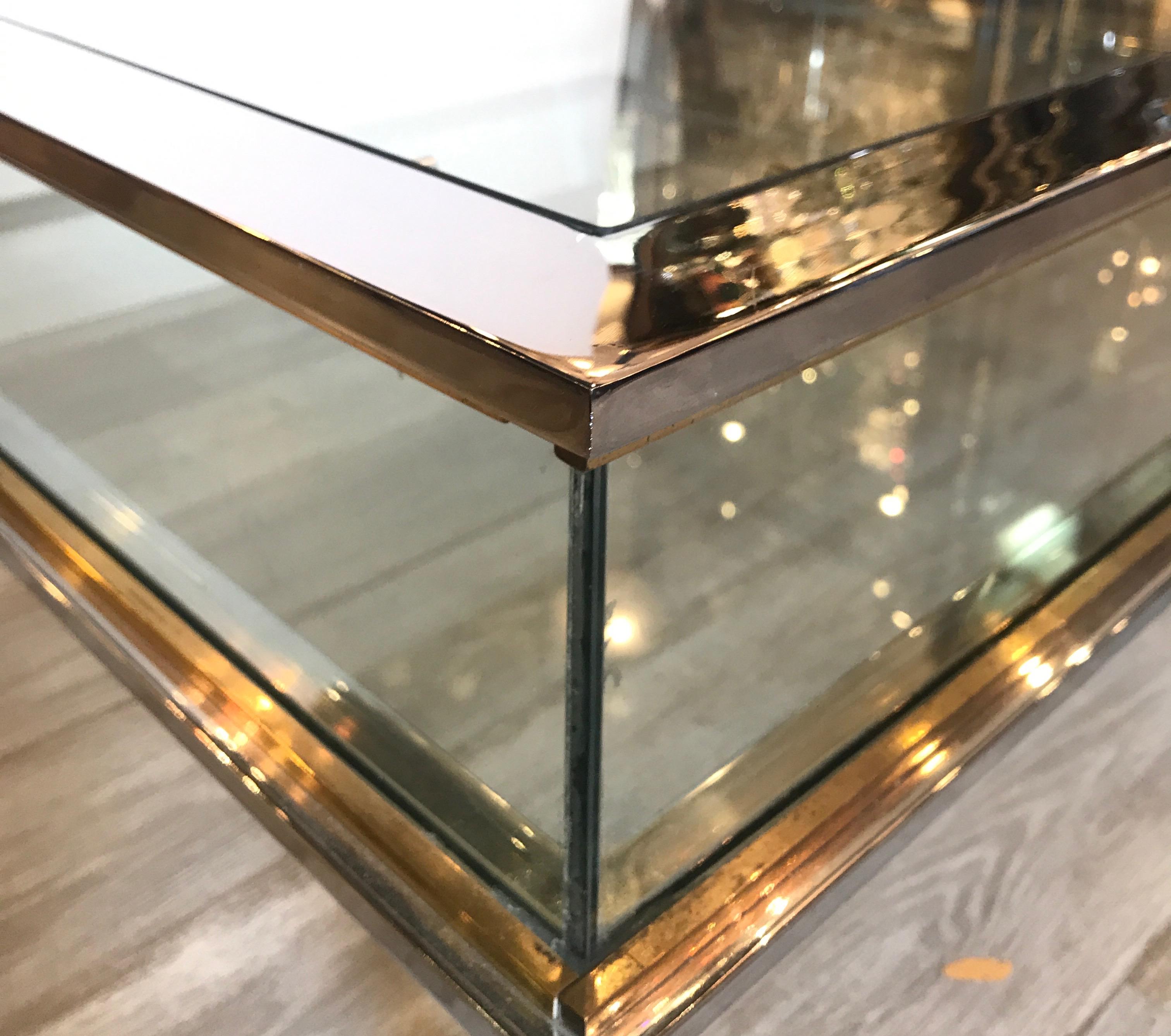 Fin du 20e siècle Table basse mi-séculaire à plateau de musée en laiton chromé et verre