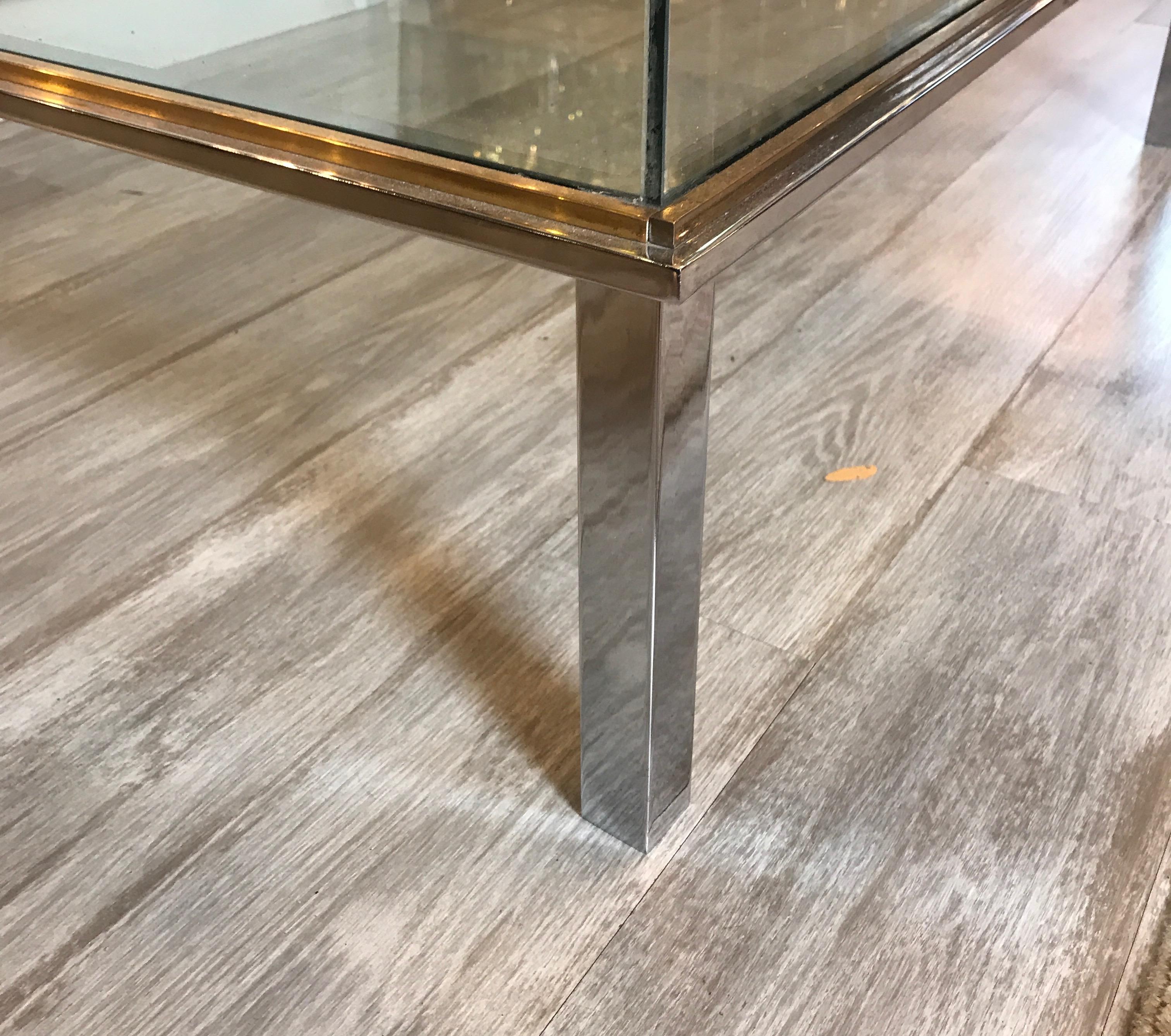 Verre Table basse mi-séculaire à plateau de musée en laiton chromé et verre