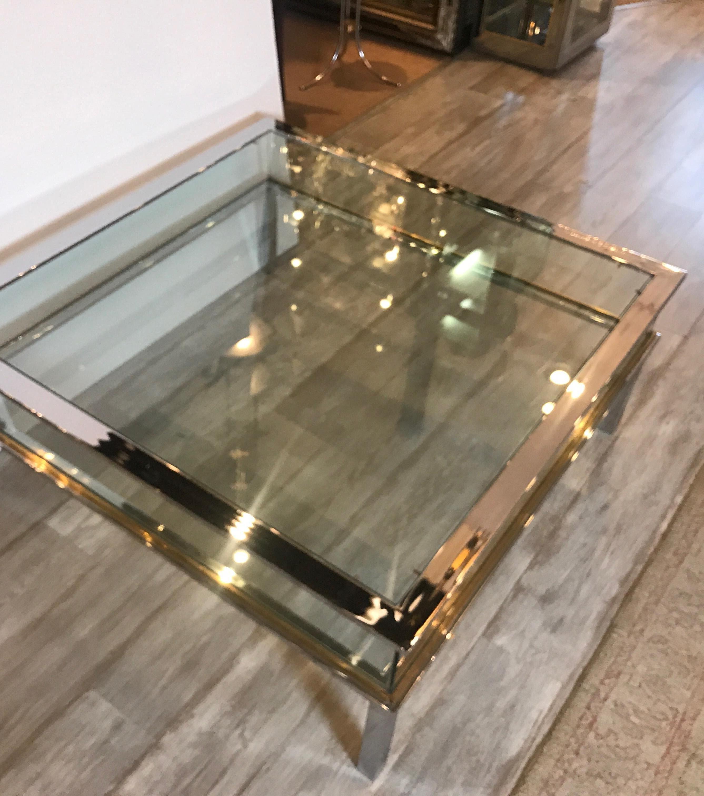 Table basse mi-séculaire à plateau de musée en laiton chromé et verre 1