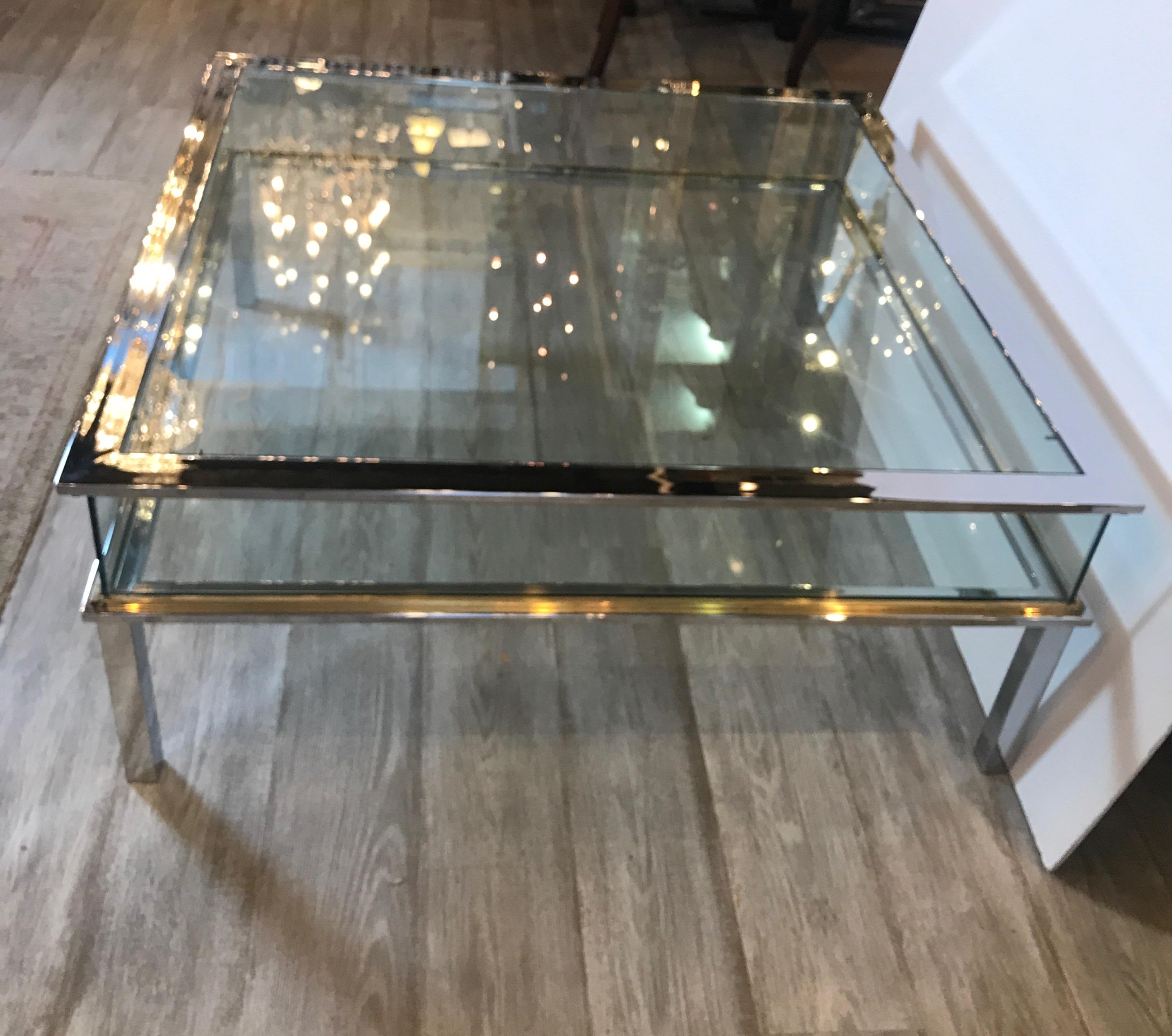 Table basse mi-séculaire à plateau de musée en laiton chromé et verre 2