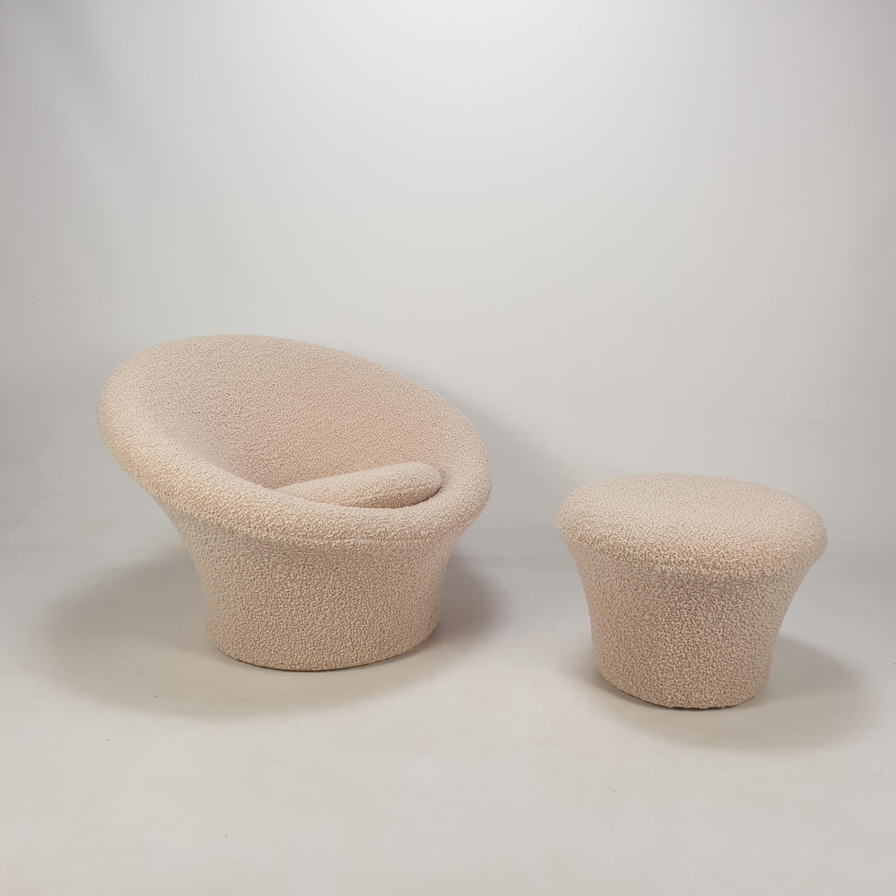 Very comfortable and cosy Artifort Mushroom set, designed by Pierre Paulin in the 60’s. 

Covered with very soft and high quality bouclé fabric (Dedar Italy). 

The chair and pouf are completely restored by a French Pierre Paulin specialist,