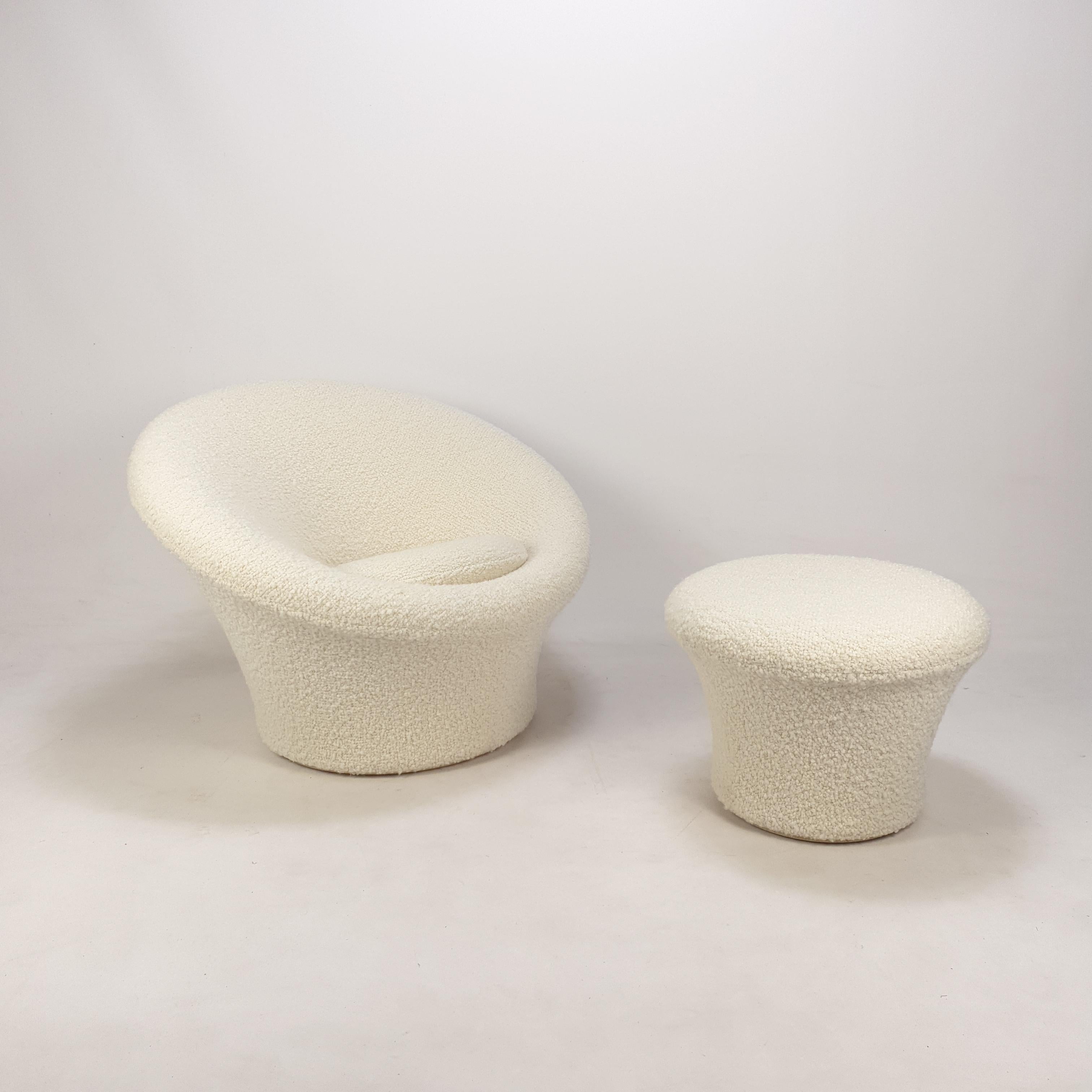 Very comfortable and cosy Artifort Mushroom set, designed by Pierre Paulin in the 60’s. 

Covered with very soft Italian bouclé fabric. 

The chair and pouf are completely restored by a French Pierre Paulin specialist, they are in perfect