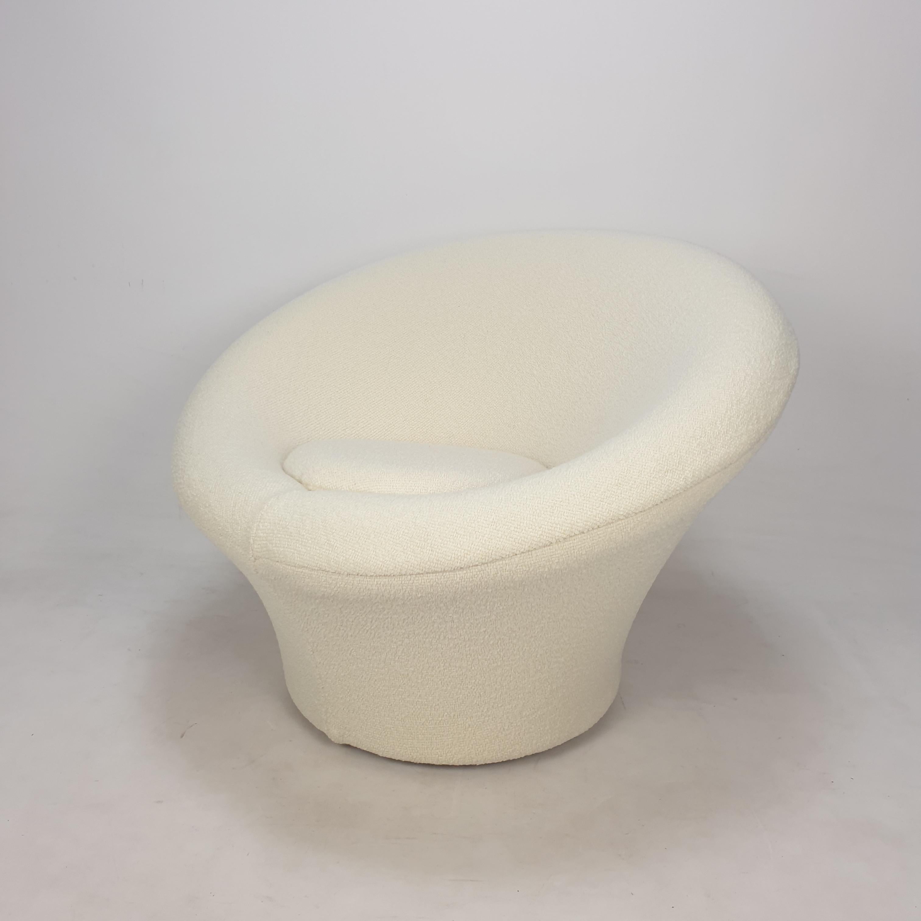 Very comfortable and cosy Artifort Mushroom, designed by Pierre Paulin in the 60’s. 

Covered with high quality Pierre Frey bouclé fabric, color crème.

The chair is just restored with new fabric, it is in perfect condition.

This is a