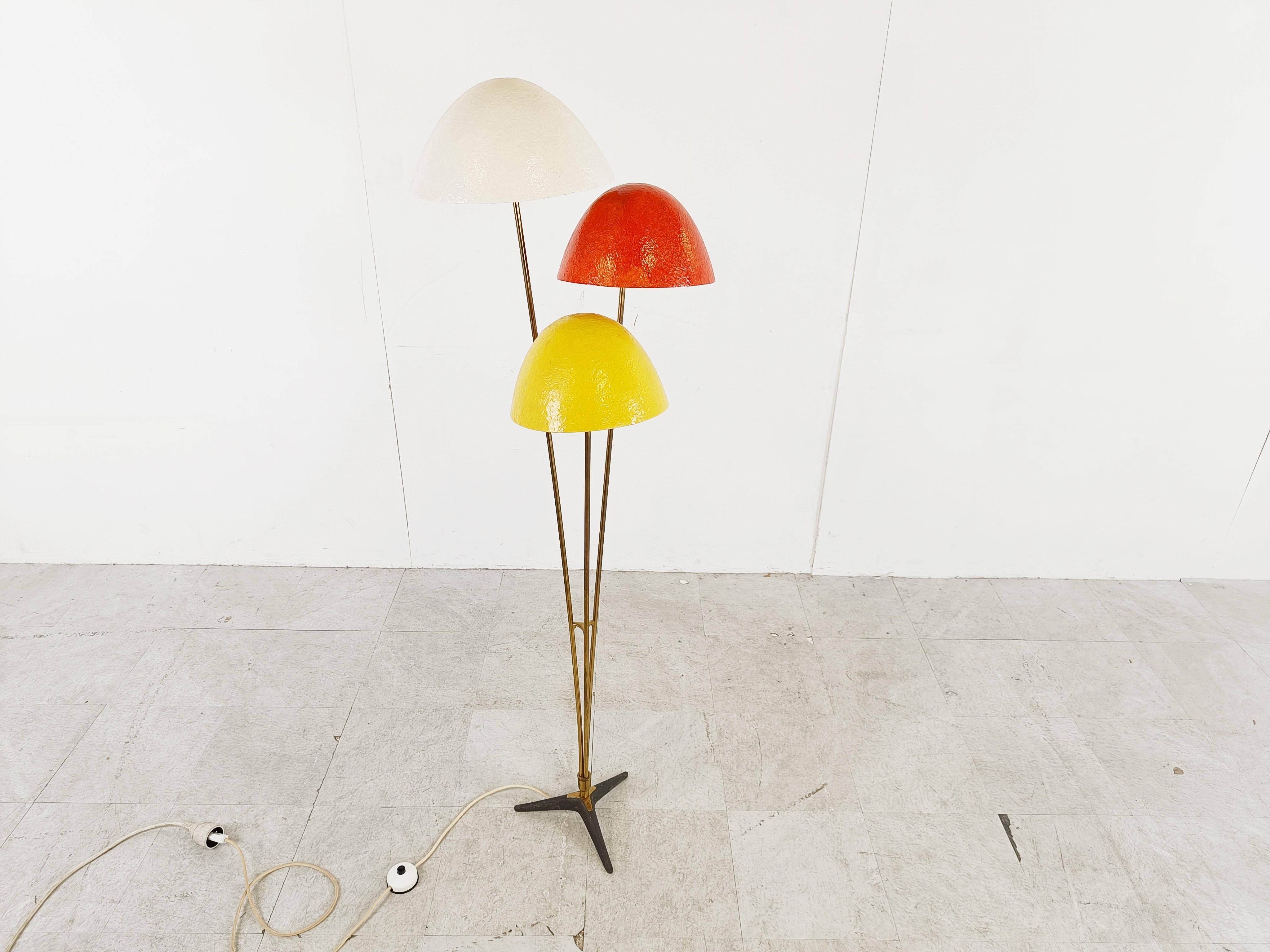 Colourful mushroom shaped mid century modern floor lamp with three fiberglass lamp shades mounted on a brass frame with a black metal base.

Very elegant design.

The light emits a warm light.

Tested and ready to use. - Very good condition

1950s,