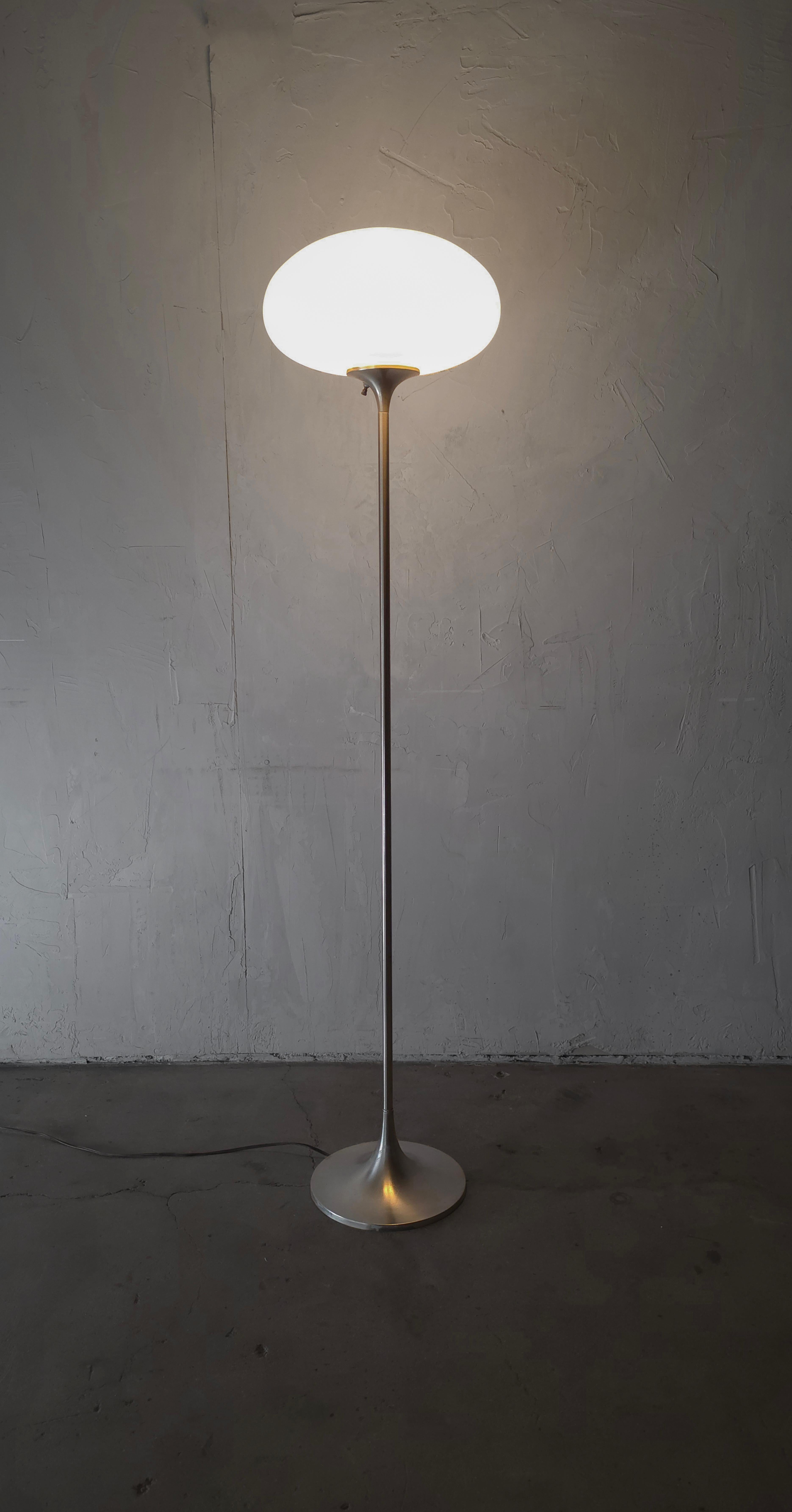 Lámpara de pie Mid Century Mushroom de Bill Curry para Laurel en Bueno estado para la venta en Las Vegas, NV
